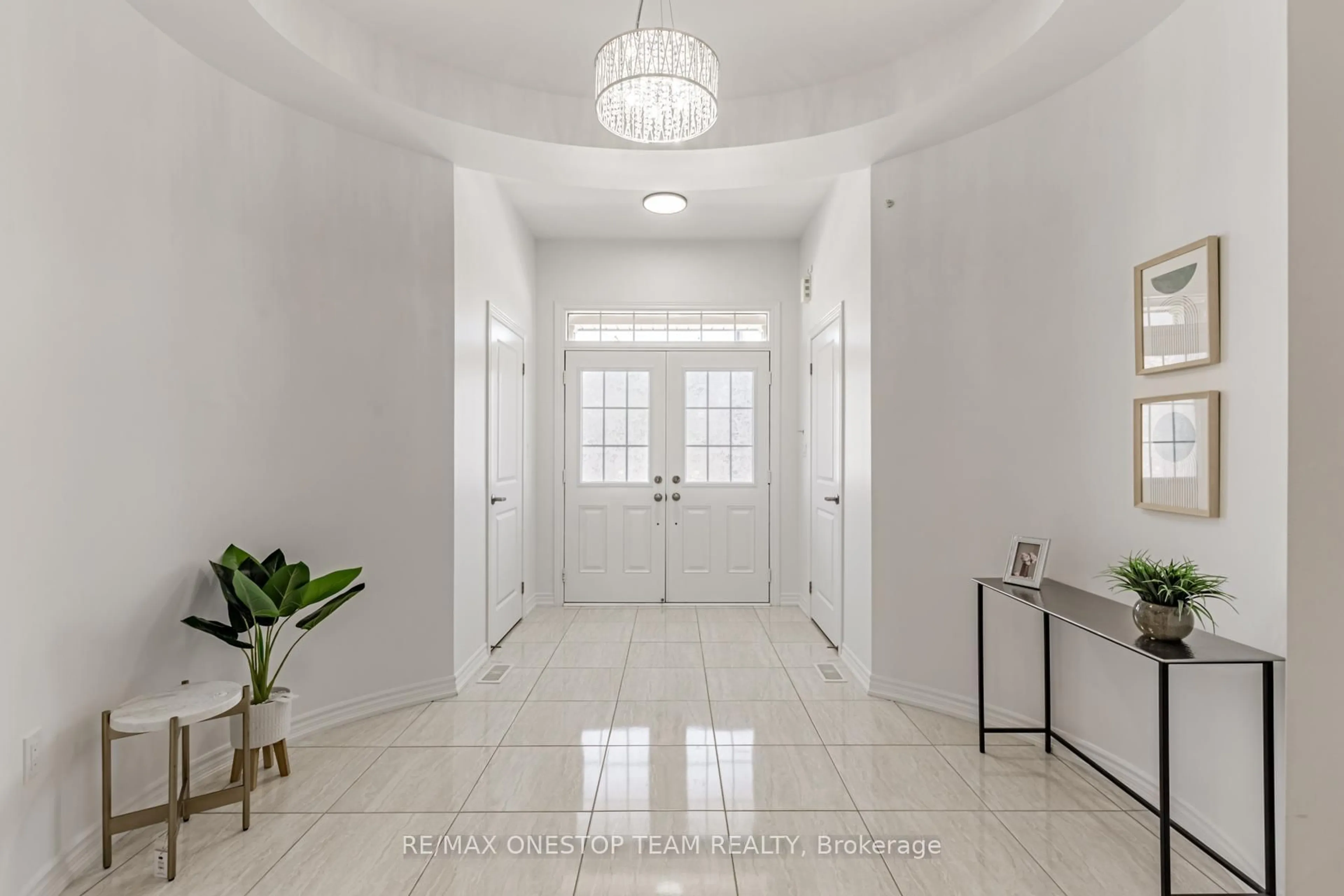 Indoor entryway for 16 Nocturne Ave, Vaughan Ontario L4H 4V1