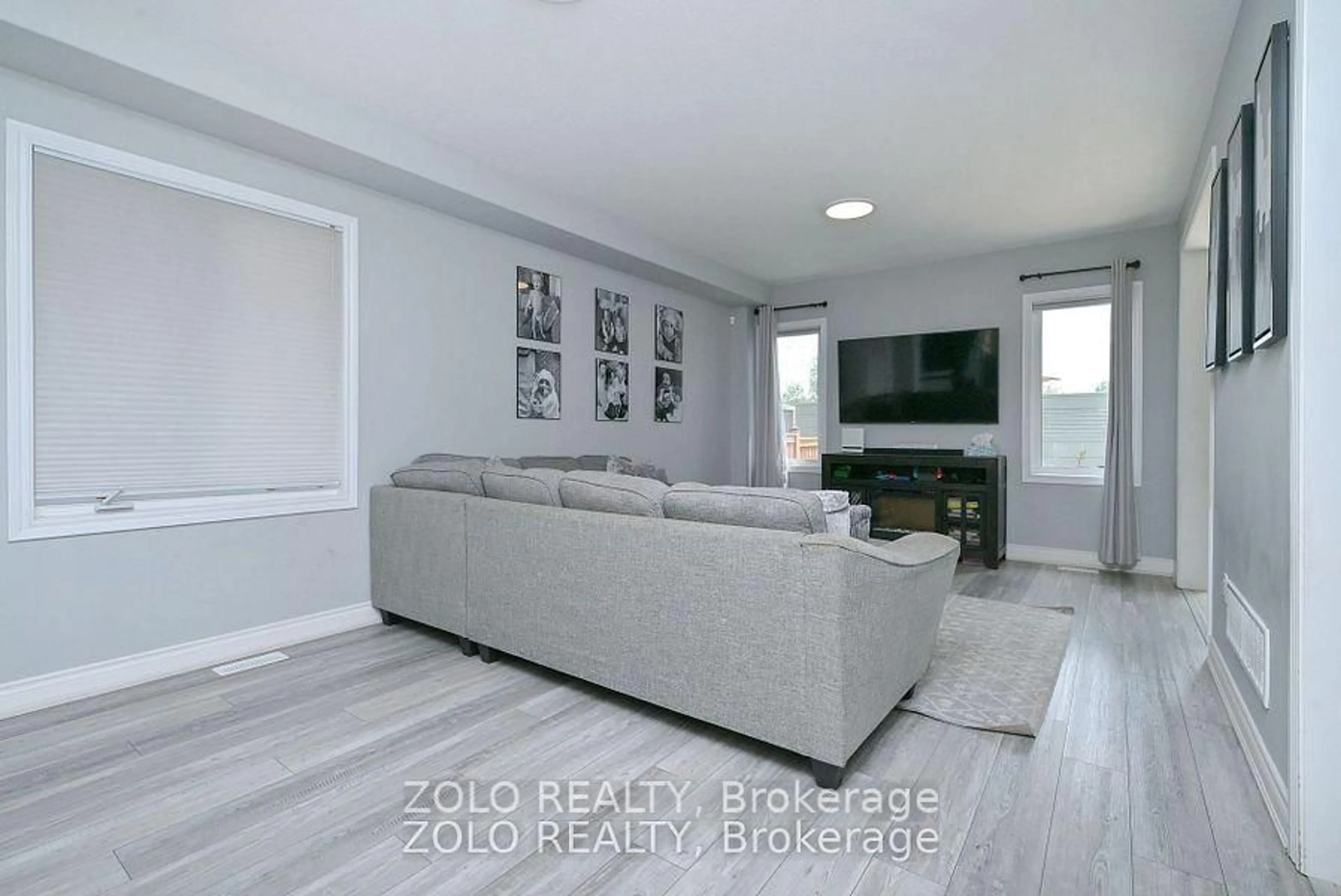 Living room with furniture, unknown for 69 WALKER Blvd, New Tecumseth Ontario L9R 0N3