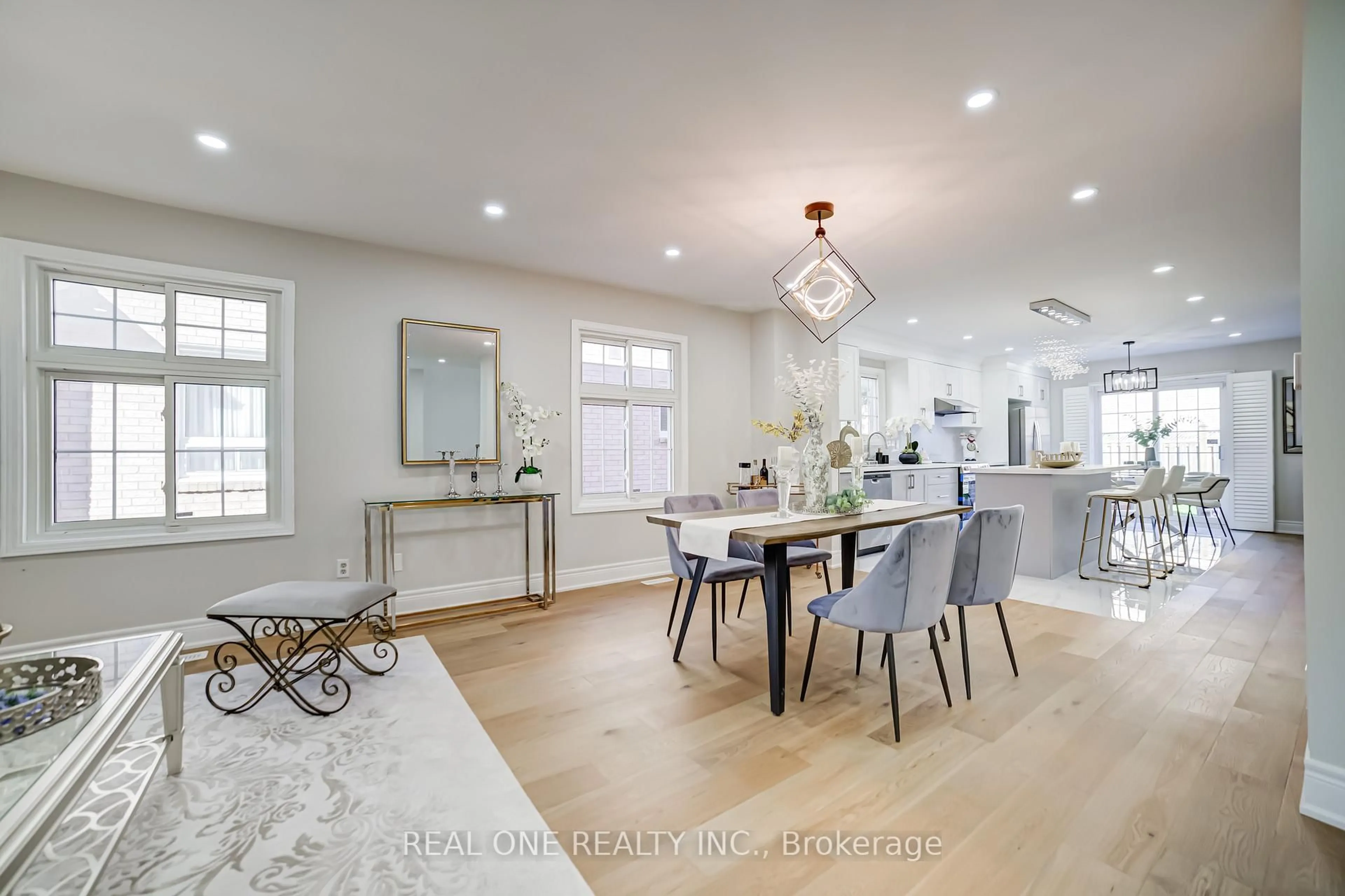 Open concept kitchen, unknown for 10 Squire Dr, Richmond Hill Ontario L4S 1C4