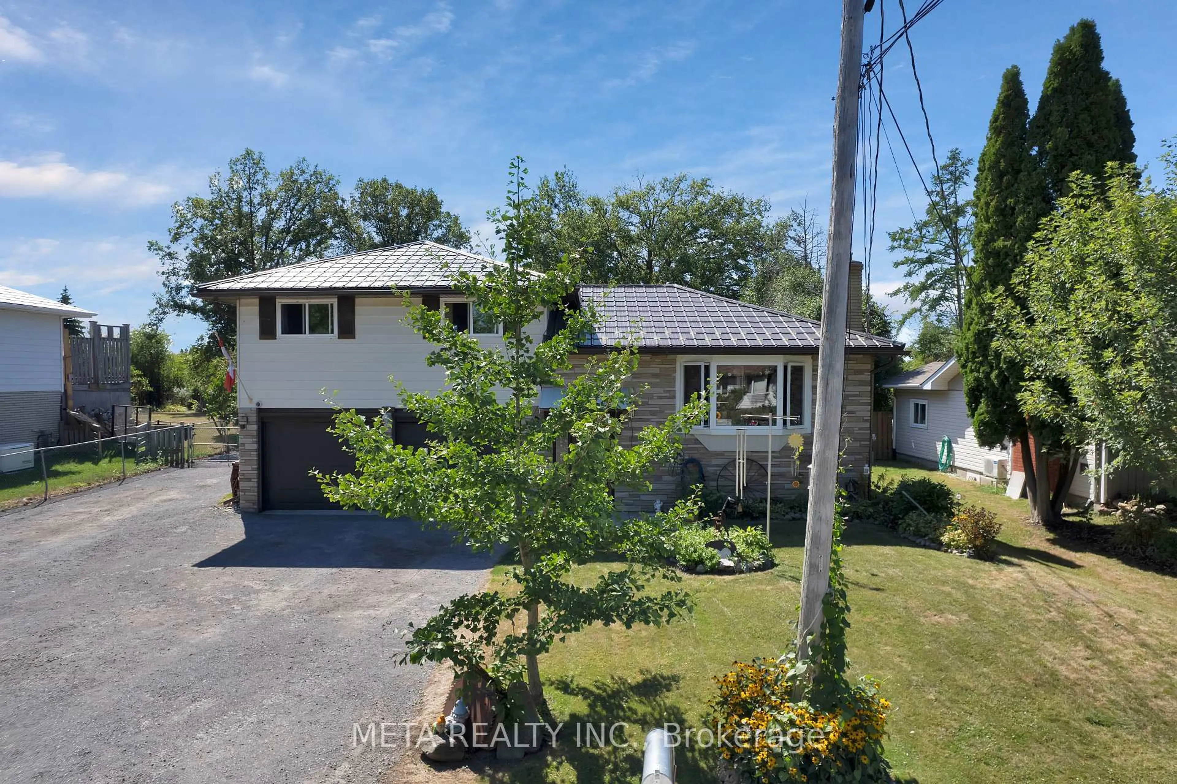 A pic from outside/outdoor area/front of a property/back of a property/a pic from drone, street for 520 Duclos Point Rd, Georgina Ontario L0E 1N0