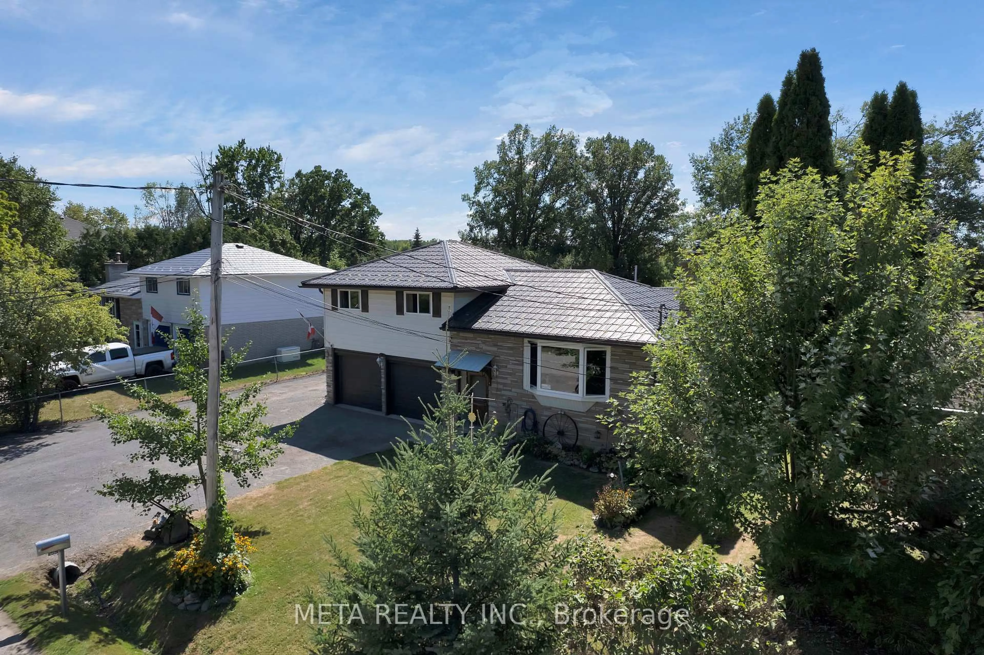 A pic from outside/outdoor area/front of a property/back of a property/a pic from drone, unknown for 520 Duclos Point Rd, Georgina Ontario L0E 1N0