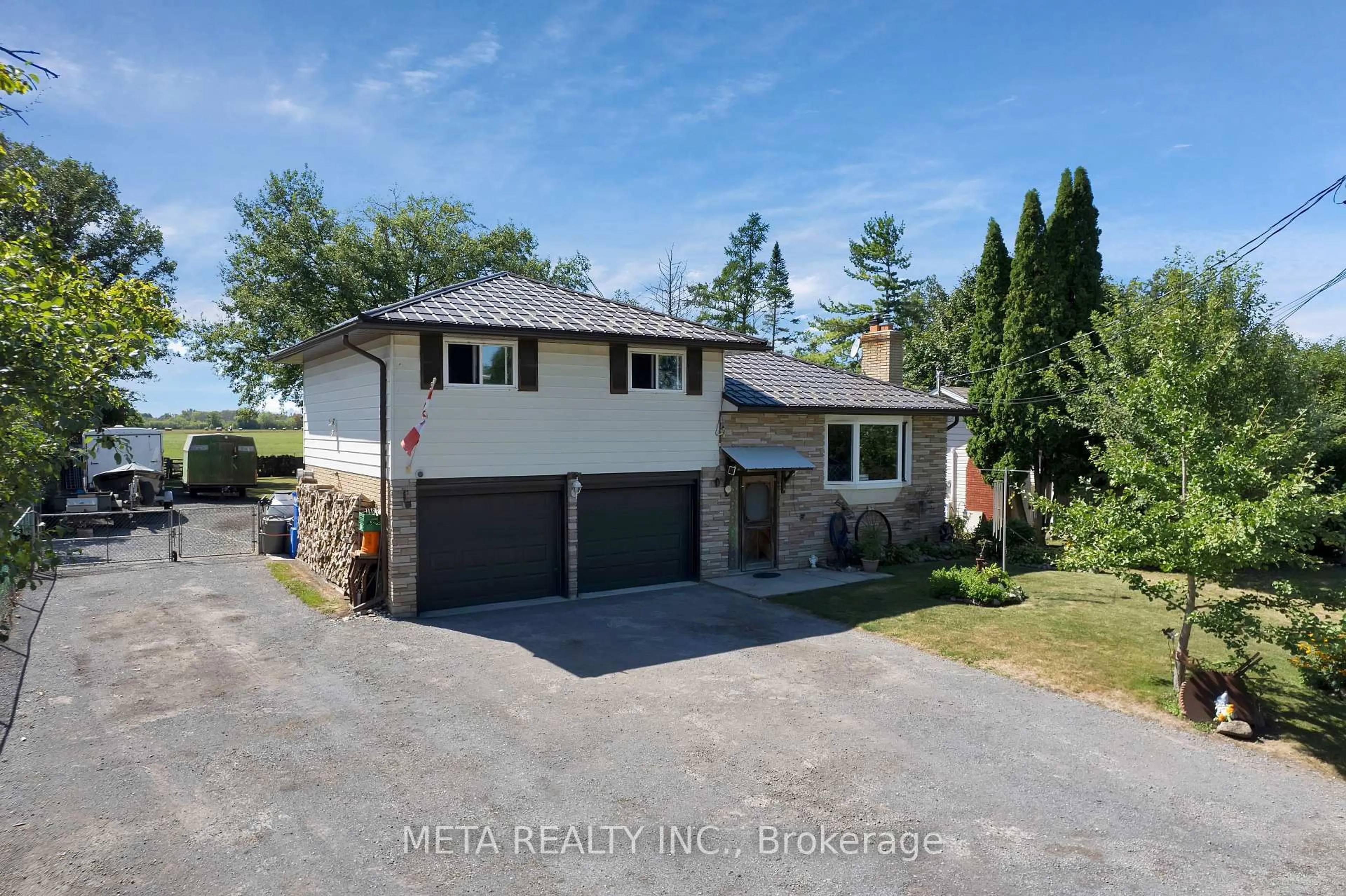 A pic from outside/outdoor area/front of a property/back of a property/a pic from drone, street for 520 Duclos Point Rd, Georgina Ontario L0E 1N0
