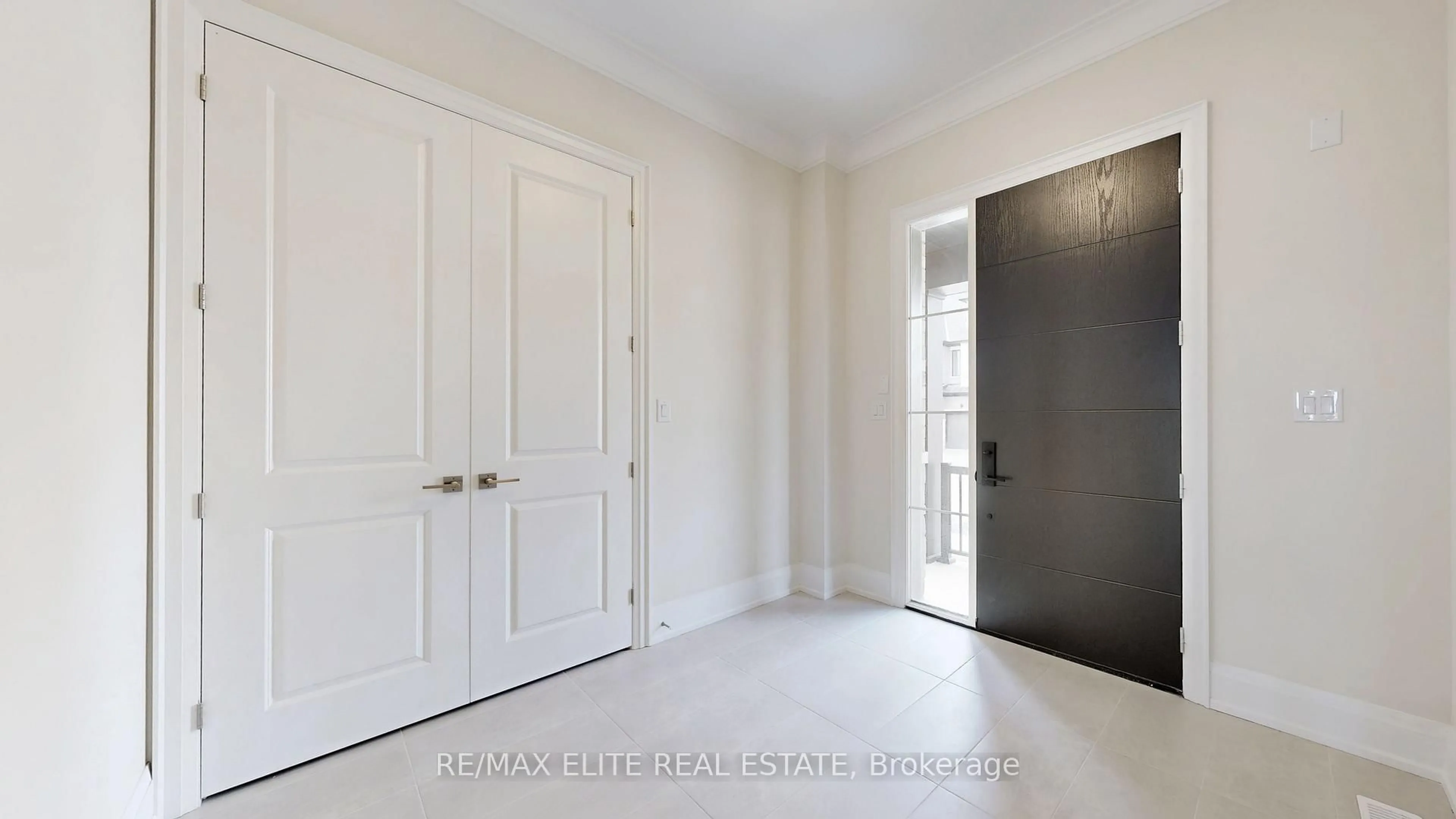 Indoor entryway for 11 DWELL Ave, Markham Ontario L6C 3R3