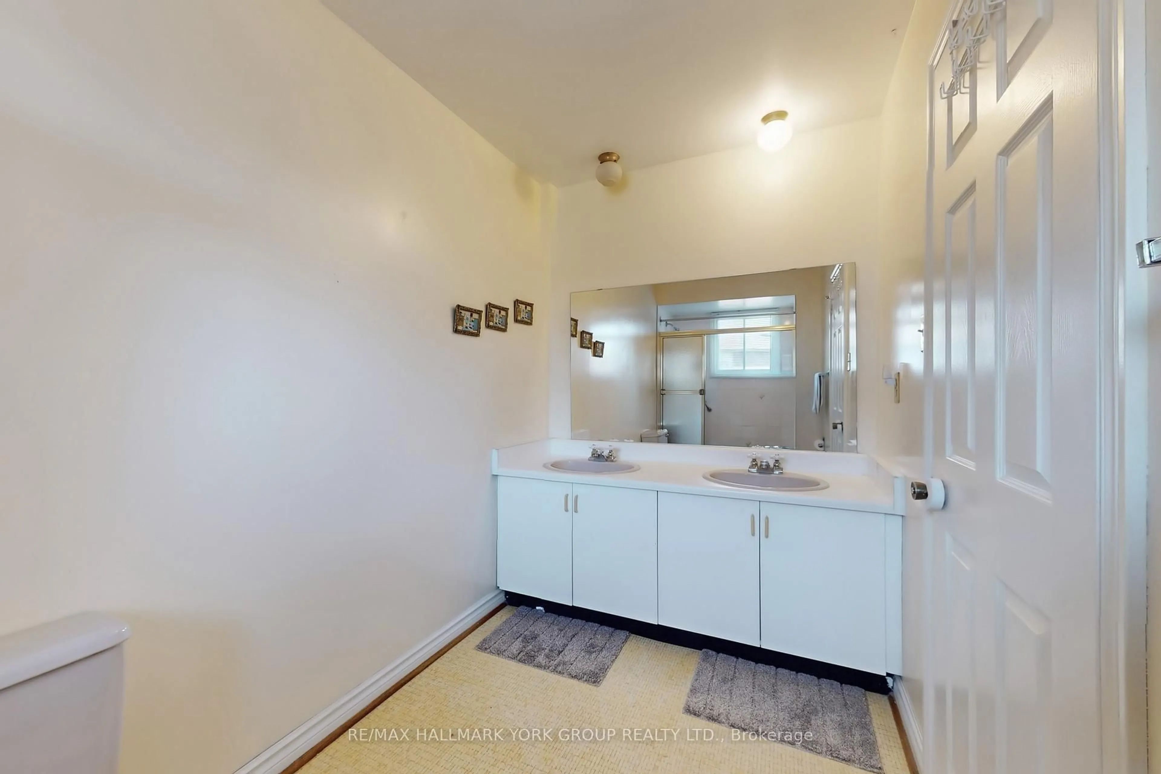 Standard bathroom, ceramic/tile floor for 46 Finchley Circ, Markham Ontario L3R 8S4