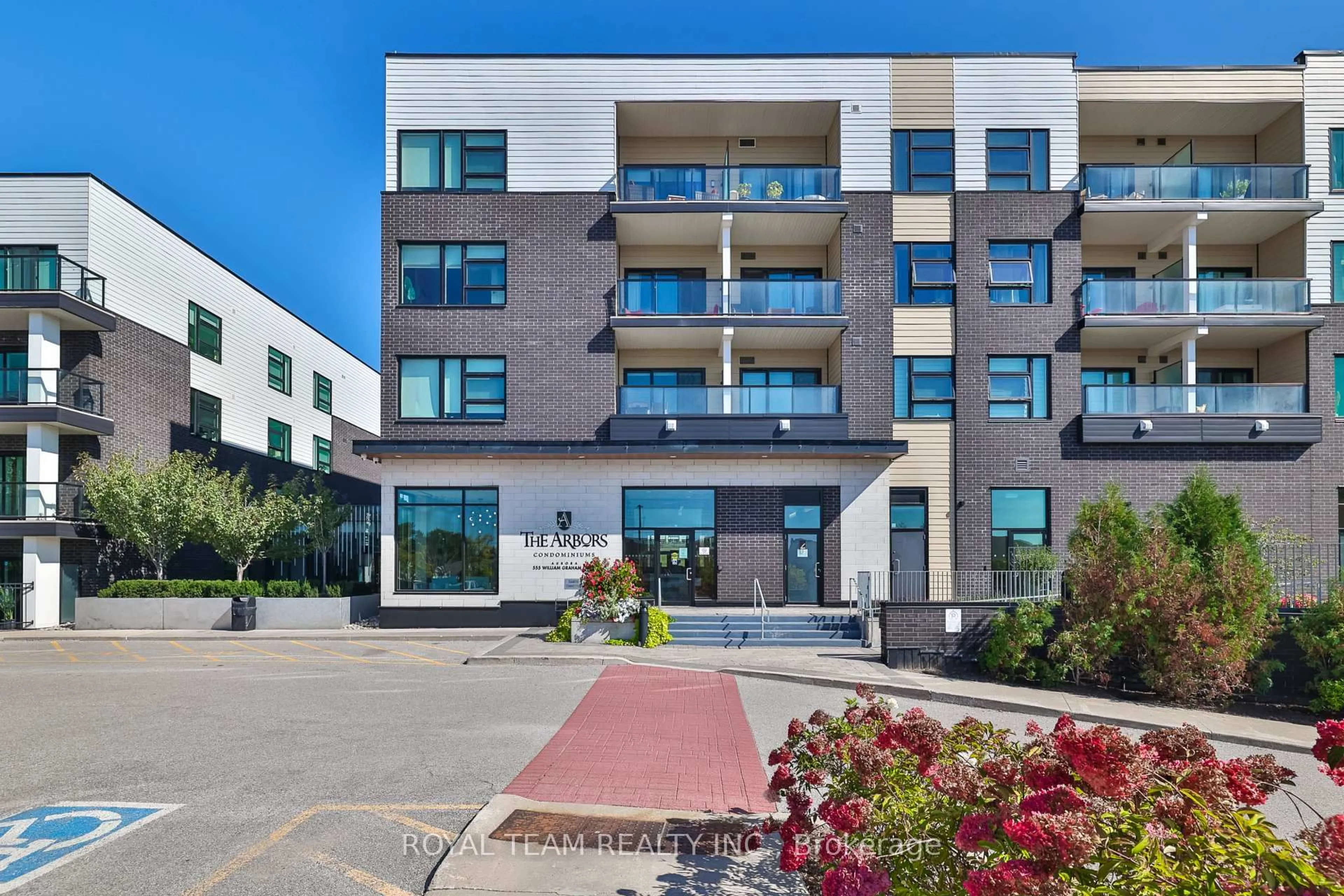 Patio, building for 555 William Graham Dr #307, Aurora Ontario L4G 7C4