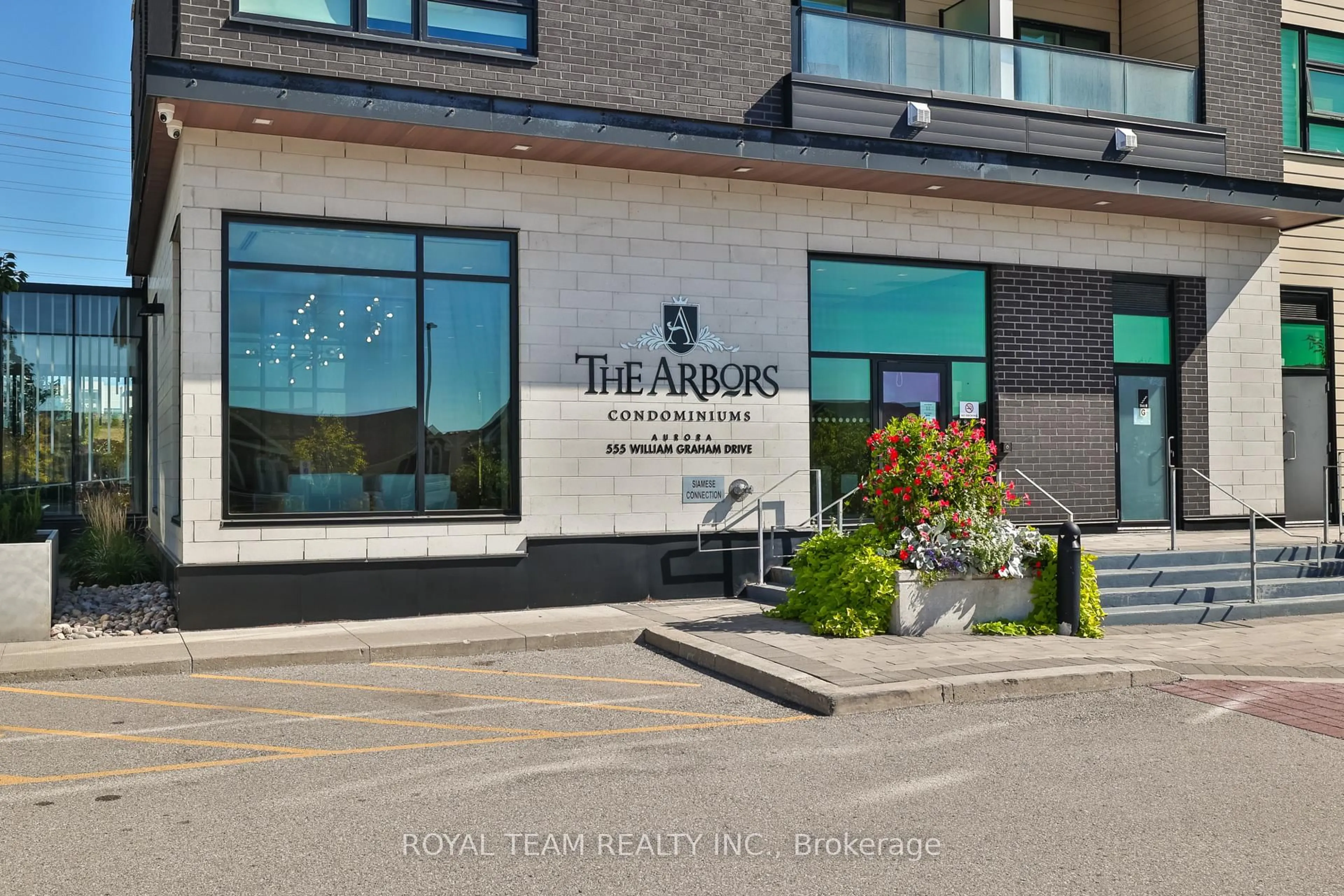 Indoor foyer for 555 William Graham Dr #307, Aurora Ontario L4G 7C4