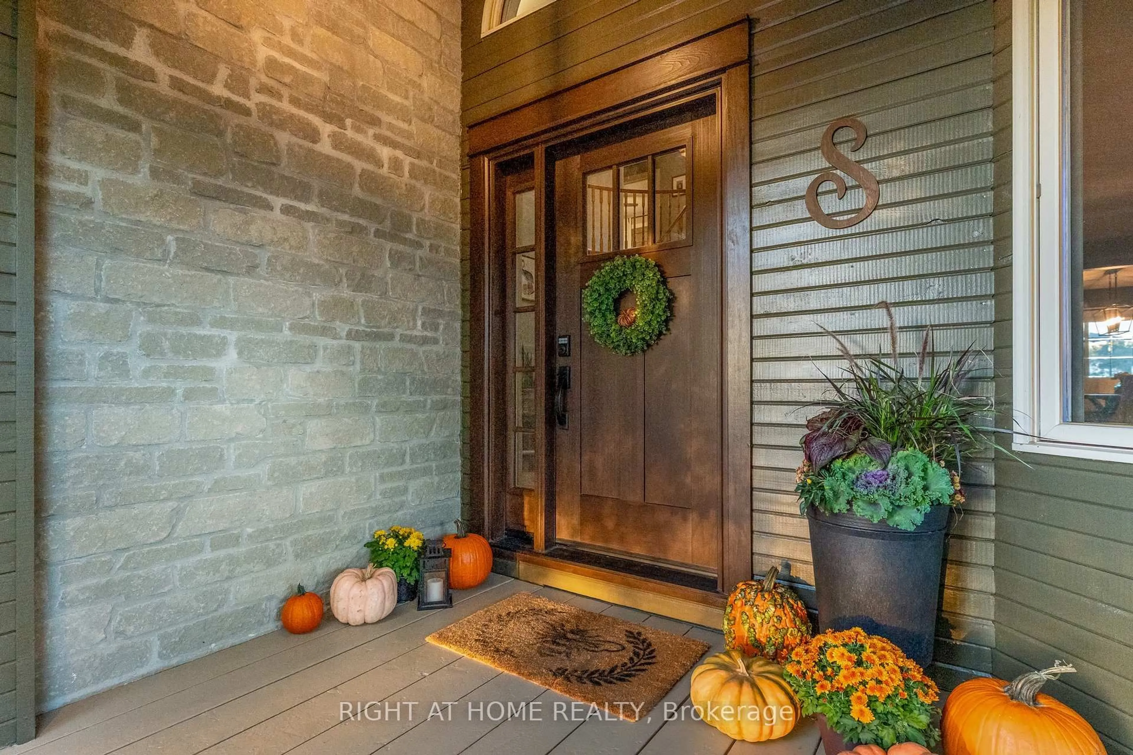 Indoor entryway for 2255 Douglas Ave, Innisfil Ontario L9S 2C5