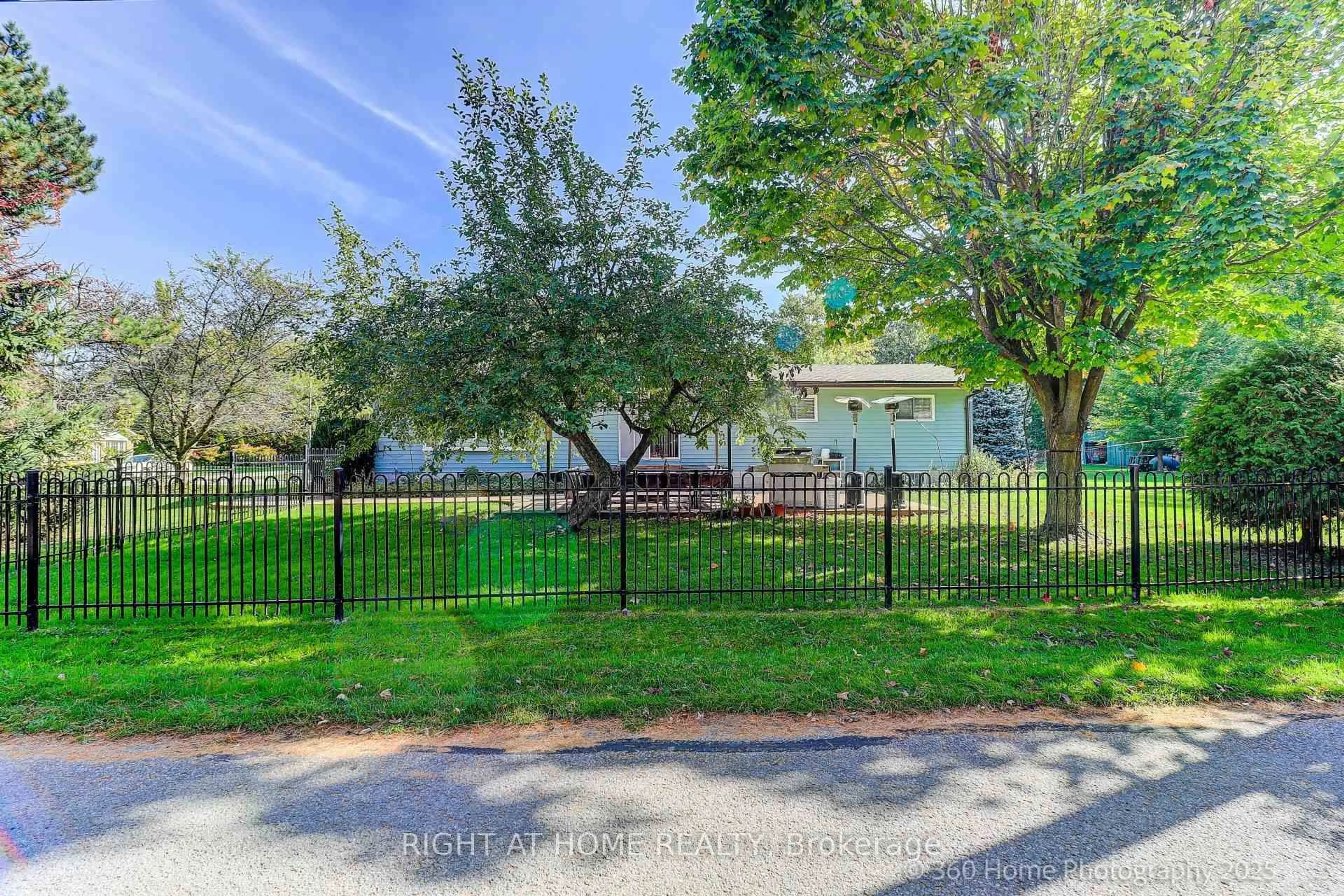 A pic from outside/outdoor area/front of a property/back of a property/a pic from drone, street for 209 Wynhurst Rd, Georgina Ontario L4P 2R6
