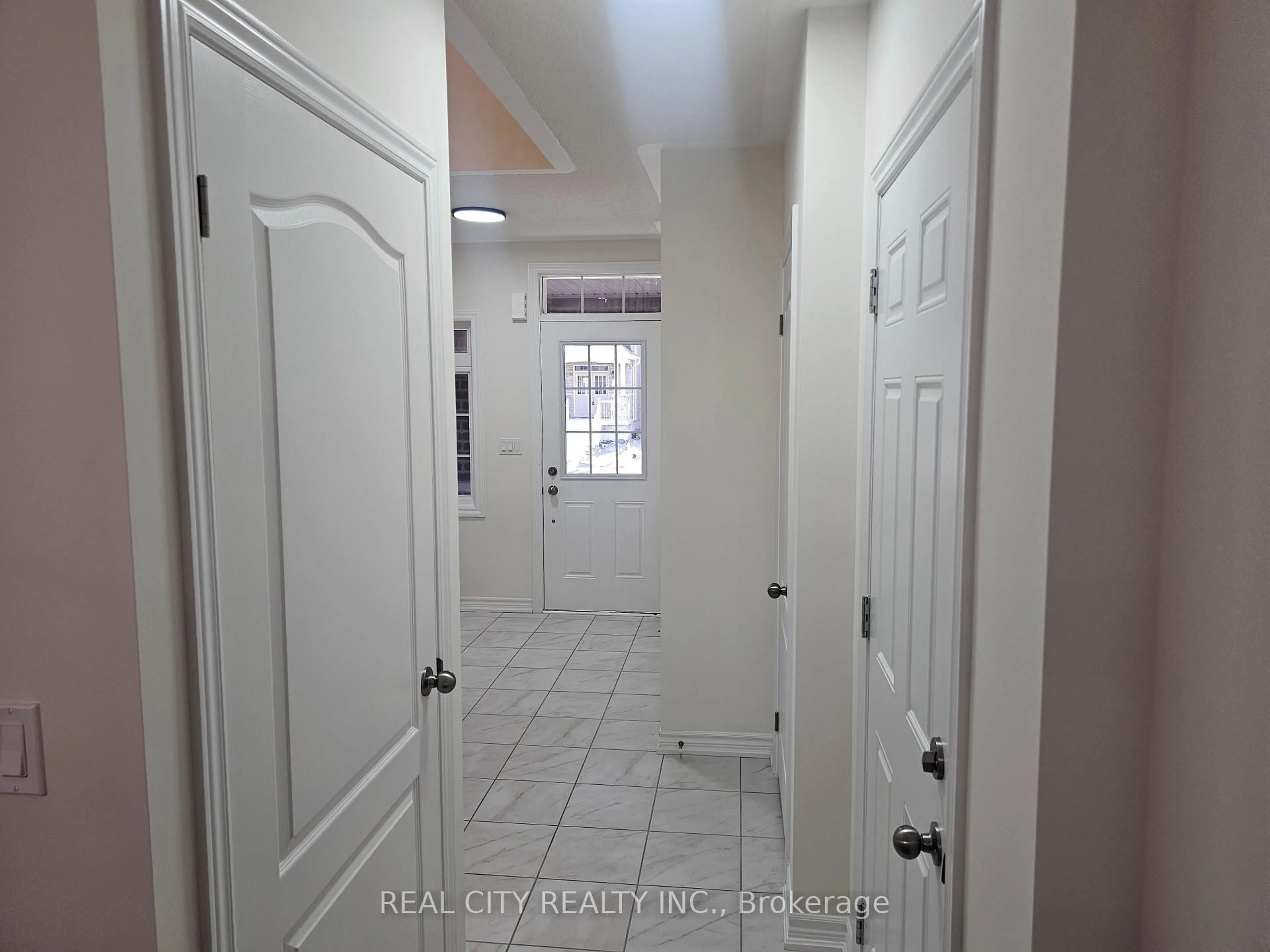 Indoor entryway for 5 Heather Fullerton Rd, Georgina Ontario L0E 1R0