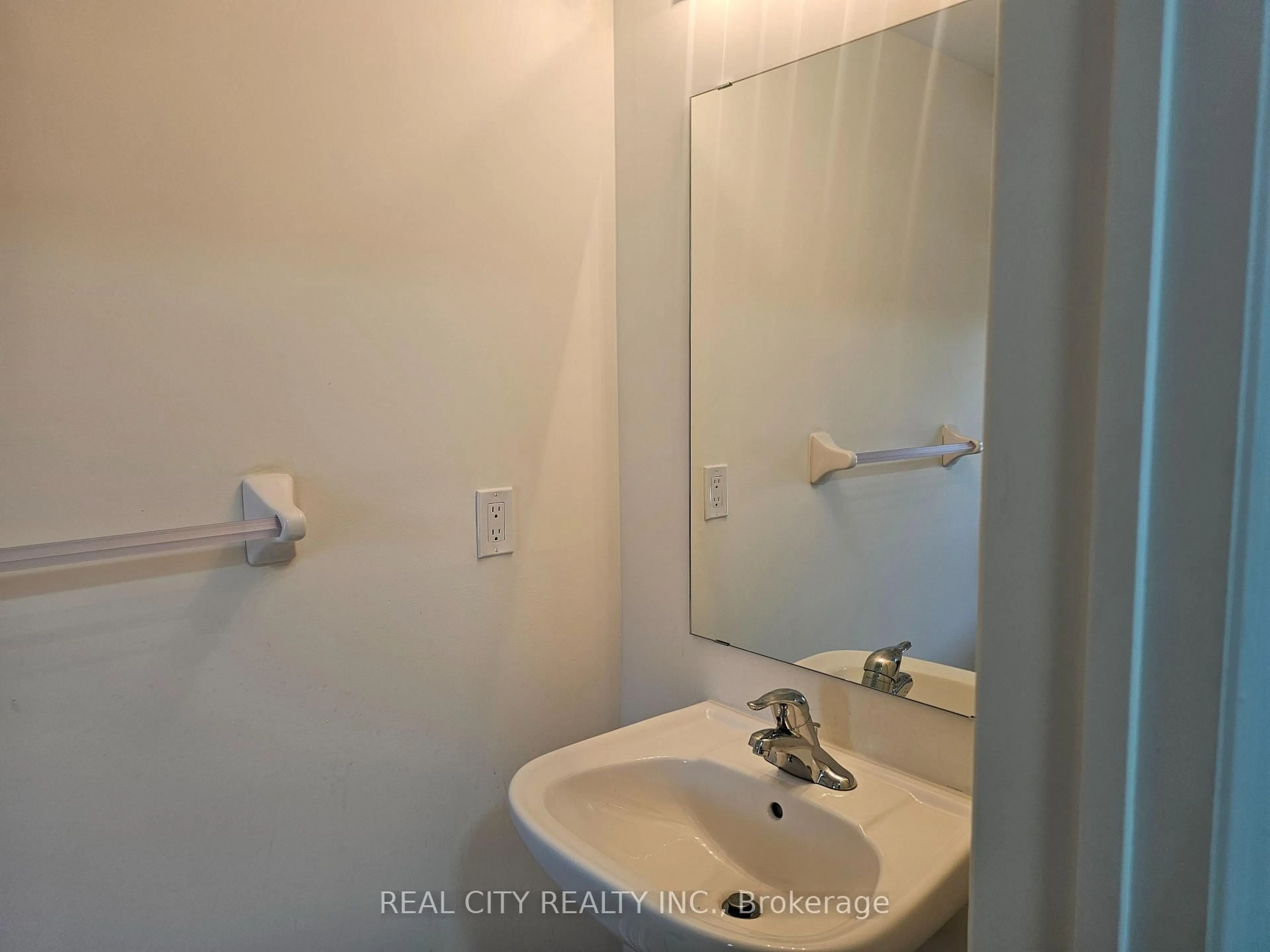Standard bathroom, unknown for 5 Heather Fullerton Rd, Georgina Ontario L0E 1R0