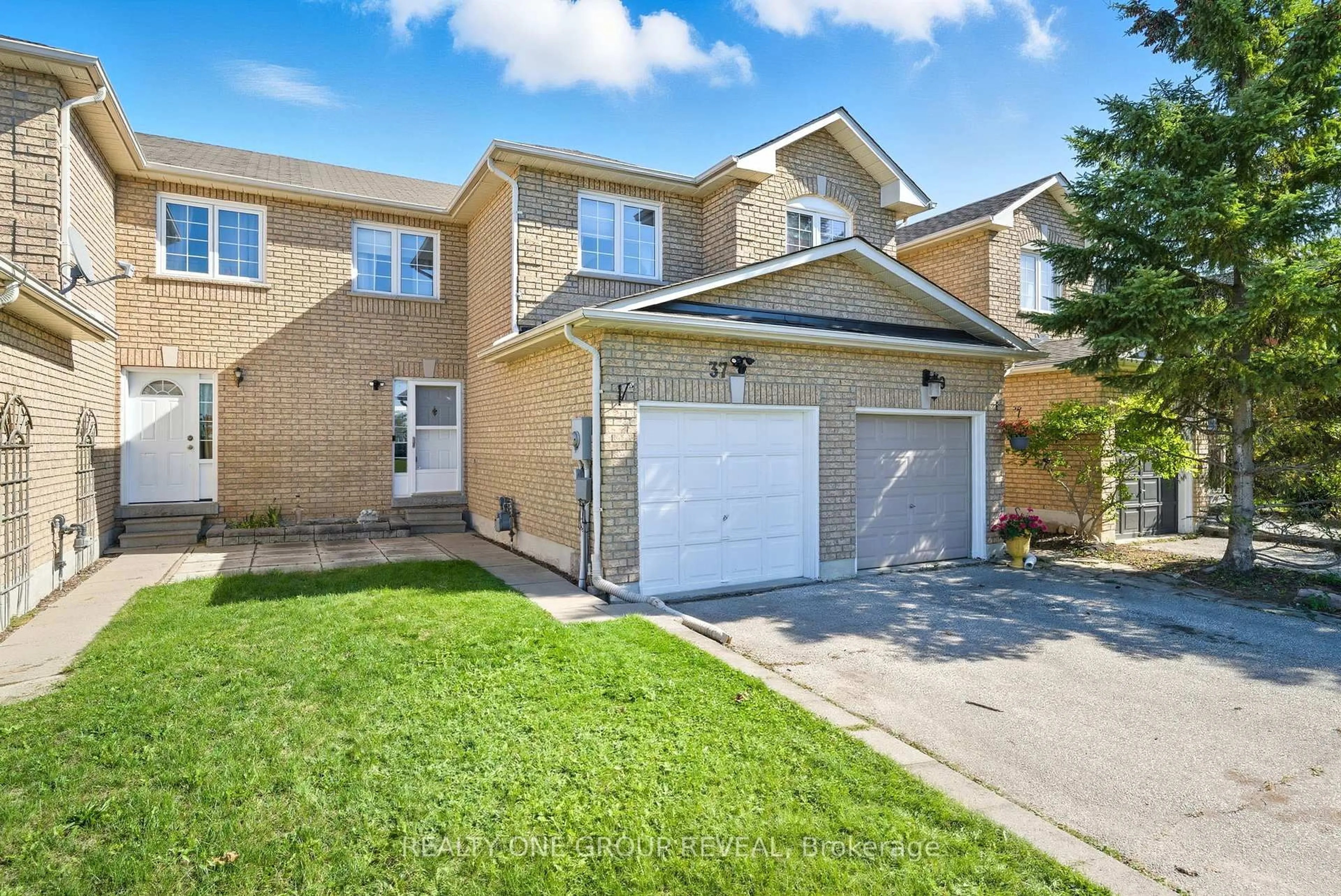 Home with brick exterior material, street for 37 Mainprize Cres, East Gwillimbury Ontario L0G 1M0