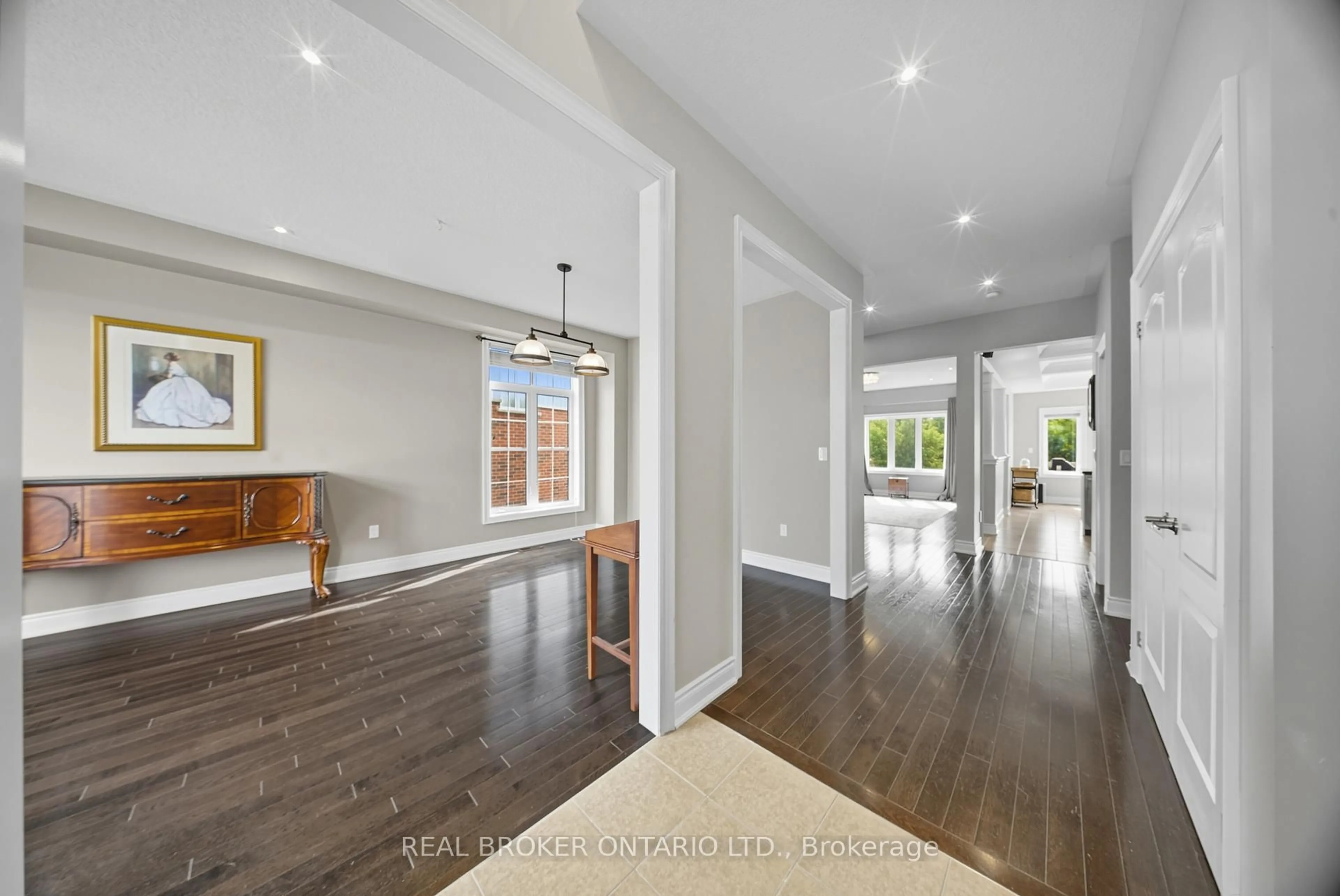 Indoor entryway for 203 Gold Park Gate, Essa Ontario L3W 0B5