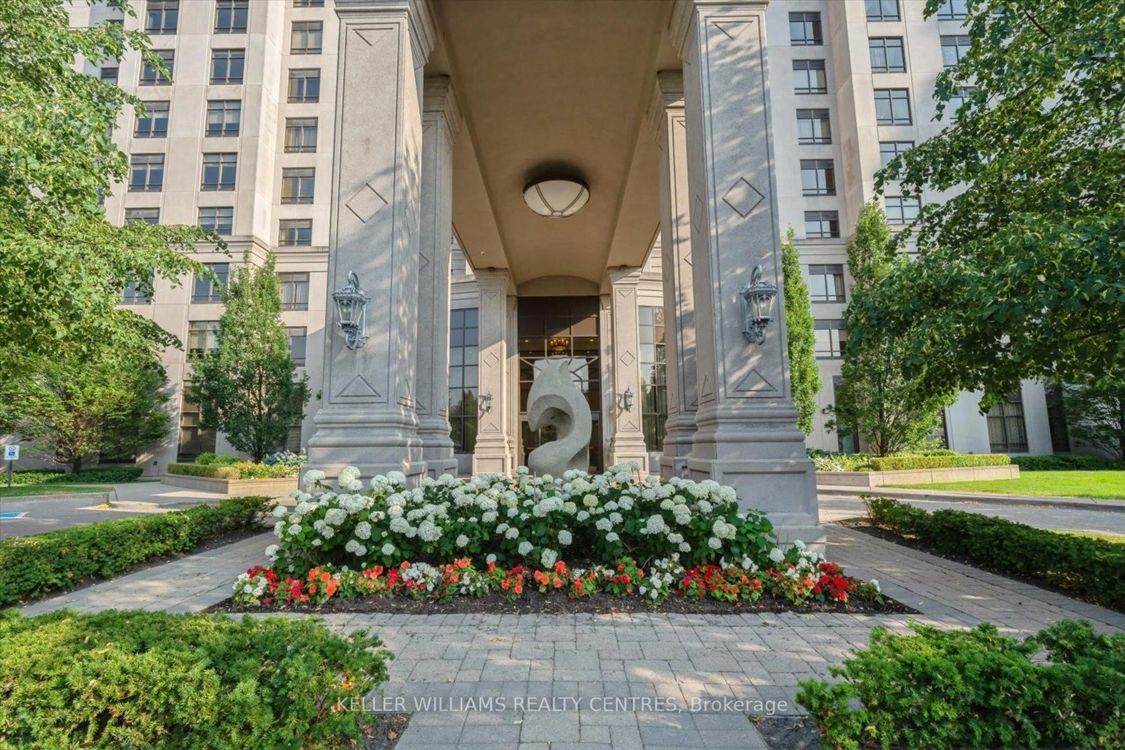 Indoor foyer for 9245 Jane St #902, Vaughan Ontario L6A 0J9