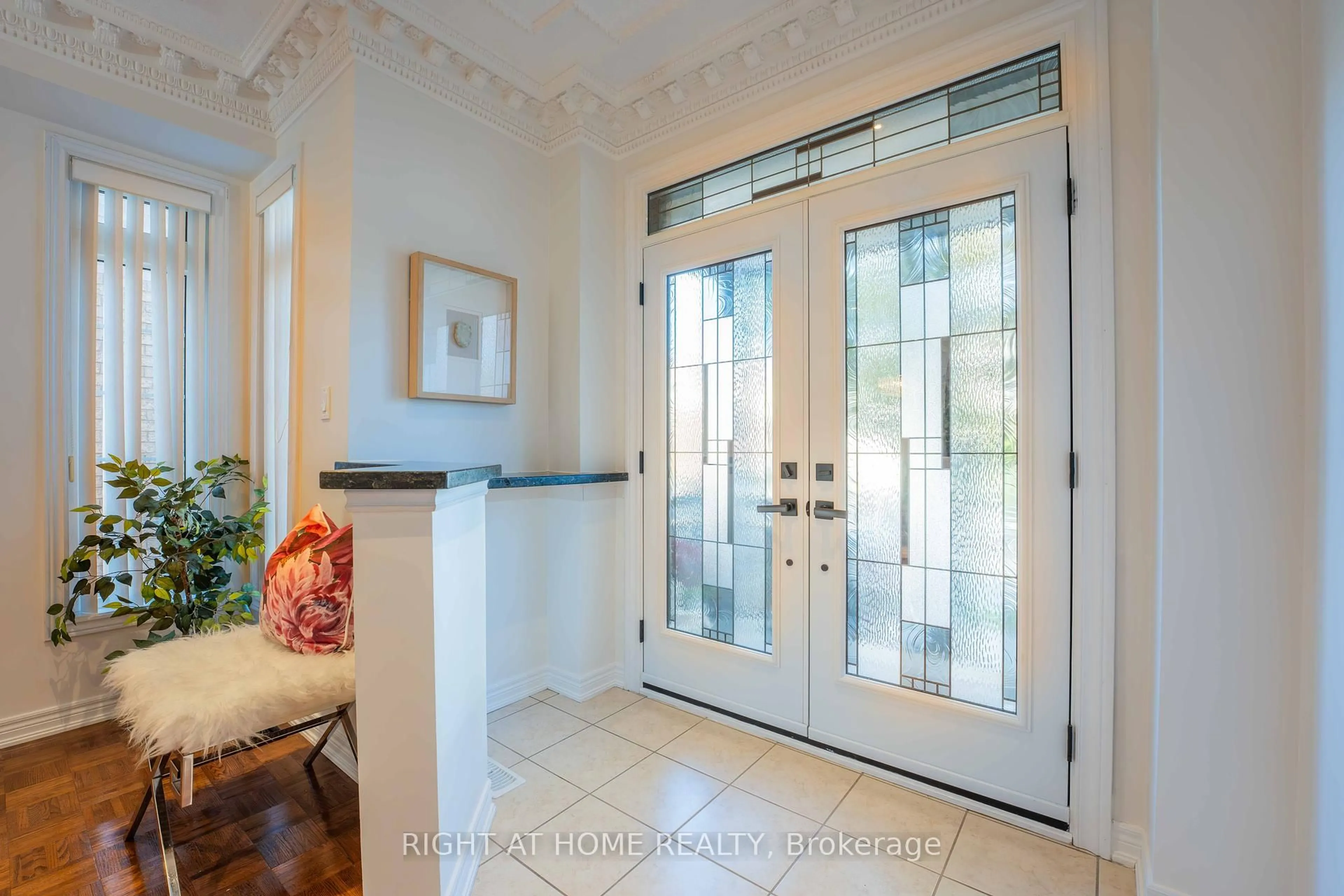 Indoor entryway for 86 Dewpoint Rd, Vaughan Ontario L4J 9E1