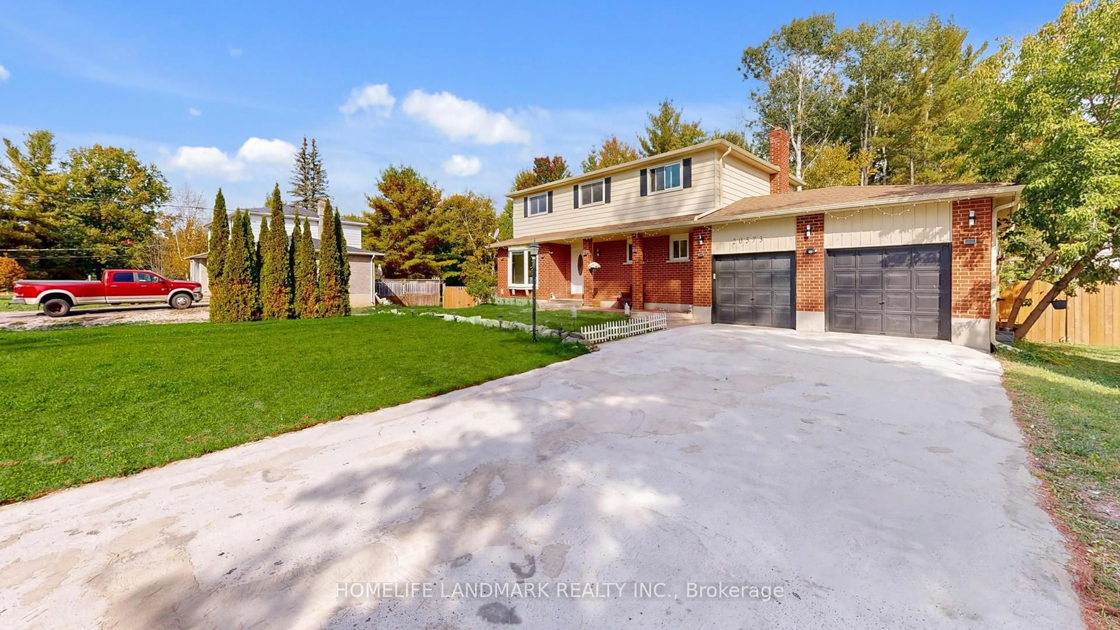 Home with brick exterior material, street for 20573 Yonge St, East Gwillimbury Ontario L3Y 4V8