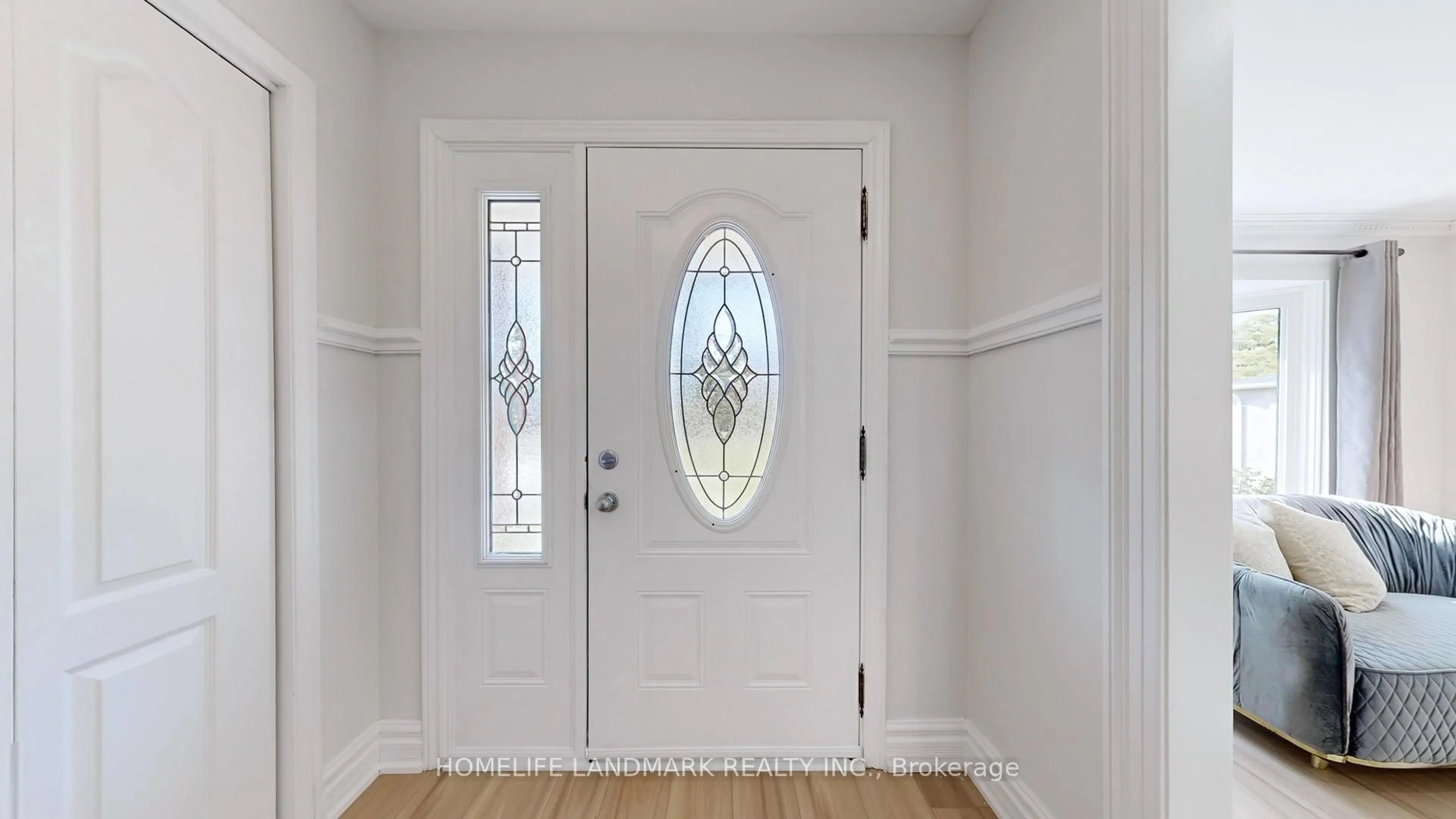 Indoor entryway for 20573 Yonge St, East Gwillimbury Ontario L3Y 4V8