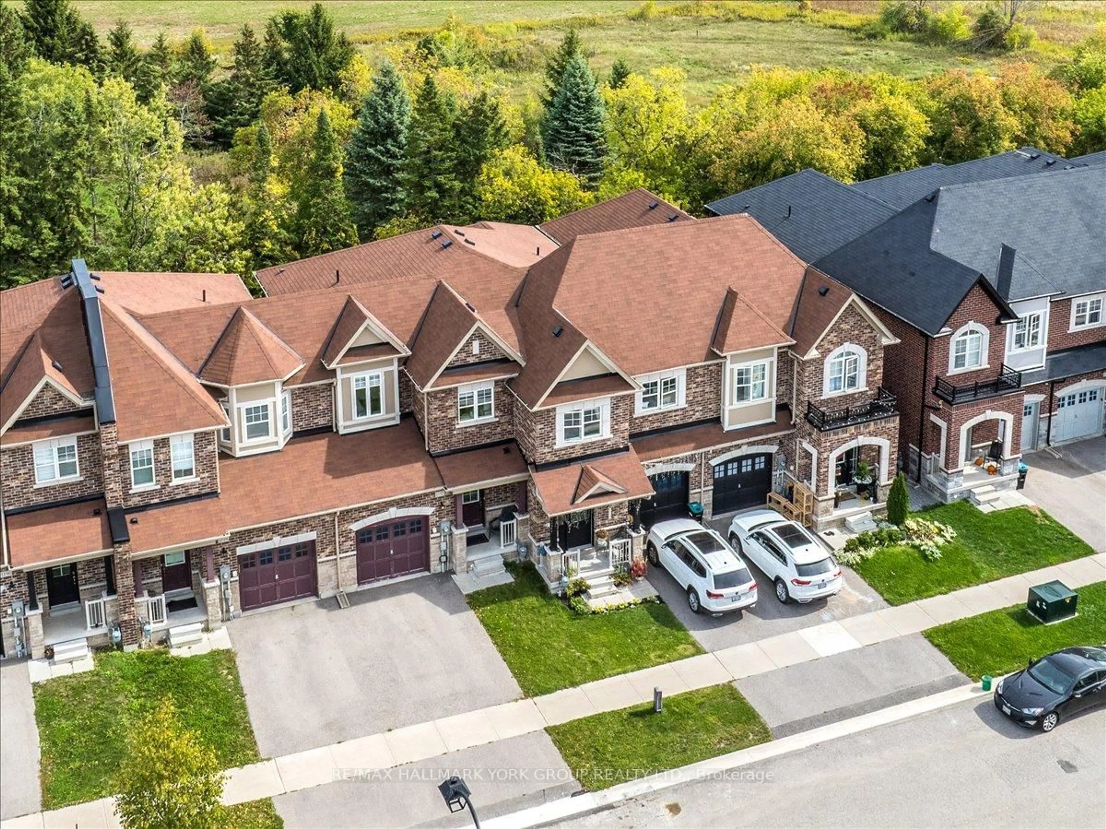 A pic from outside/outdoor area/front of a property/back of a property/a pic from drone, street for 1192 Peelar Cres, Innisfil Ontario L0L 1W0