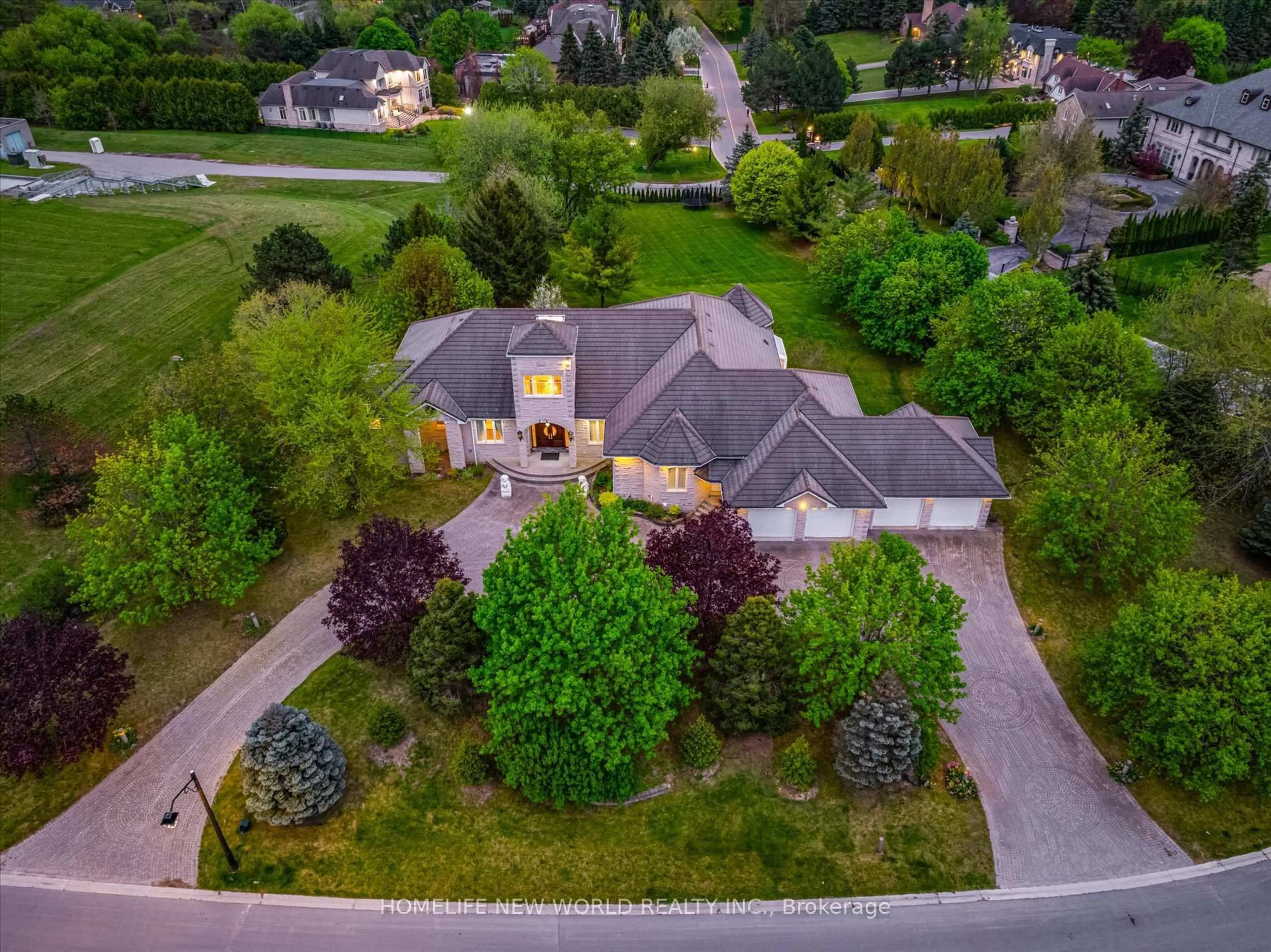 A pic from outside/outdoor area/front of a property/back of a property/a pic from drone, street for 760 Woodland Acres Cres, Vaughan Ontario L6A 1G2