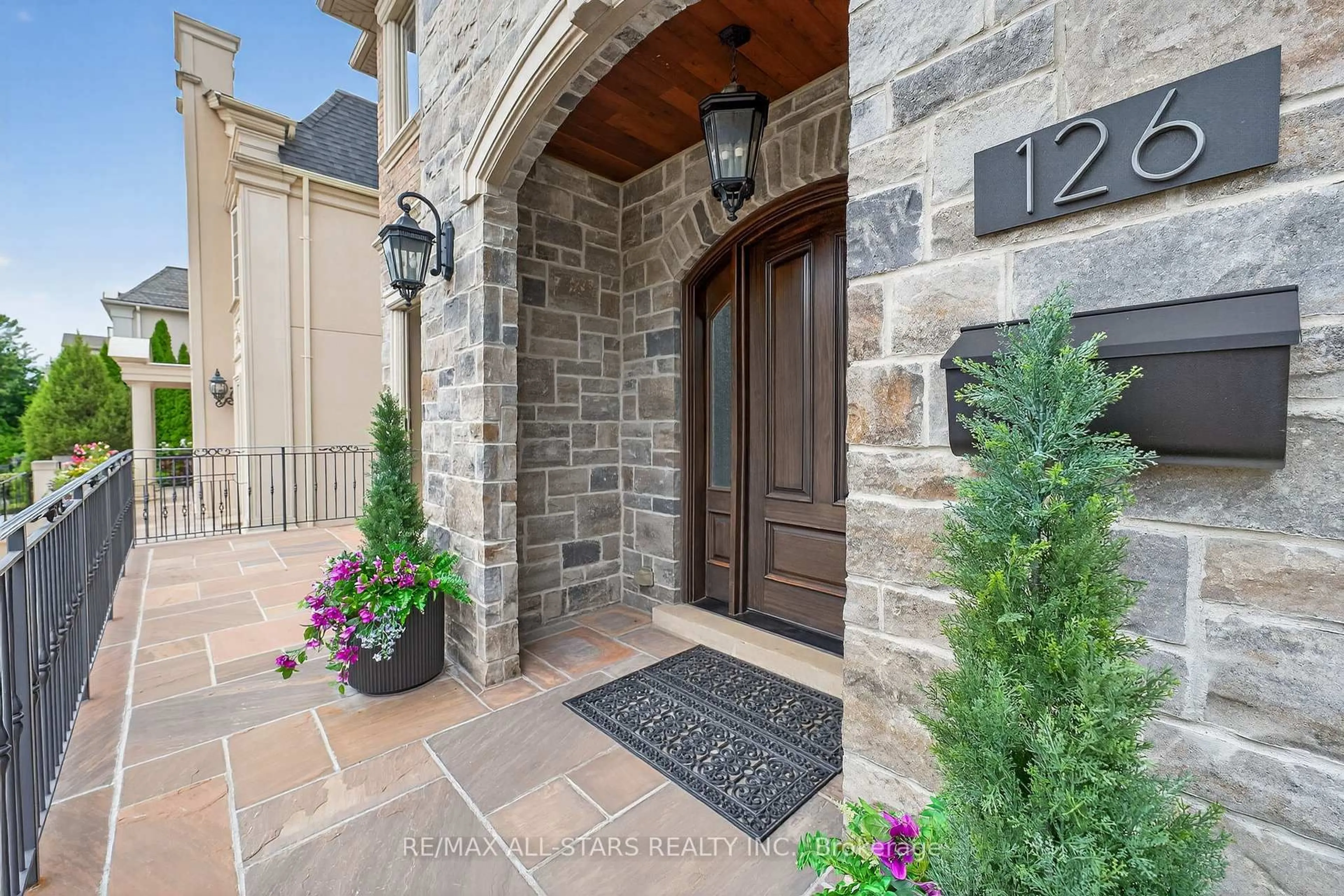 Indoor entryway for 126 Hillview Rd, Aurora Ontario L4G 2M5