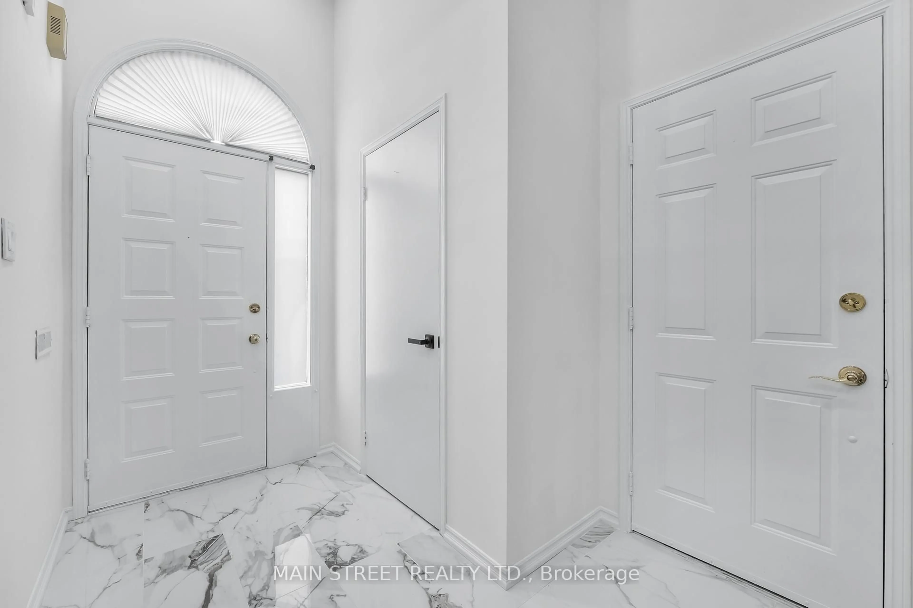 Indoor entryway for 43 Riverglen Dr, Georgina Ontario L4P 3K7