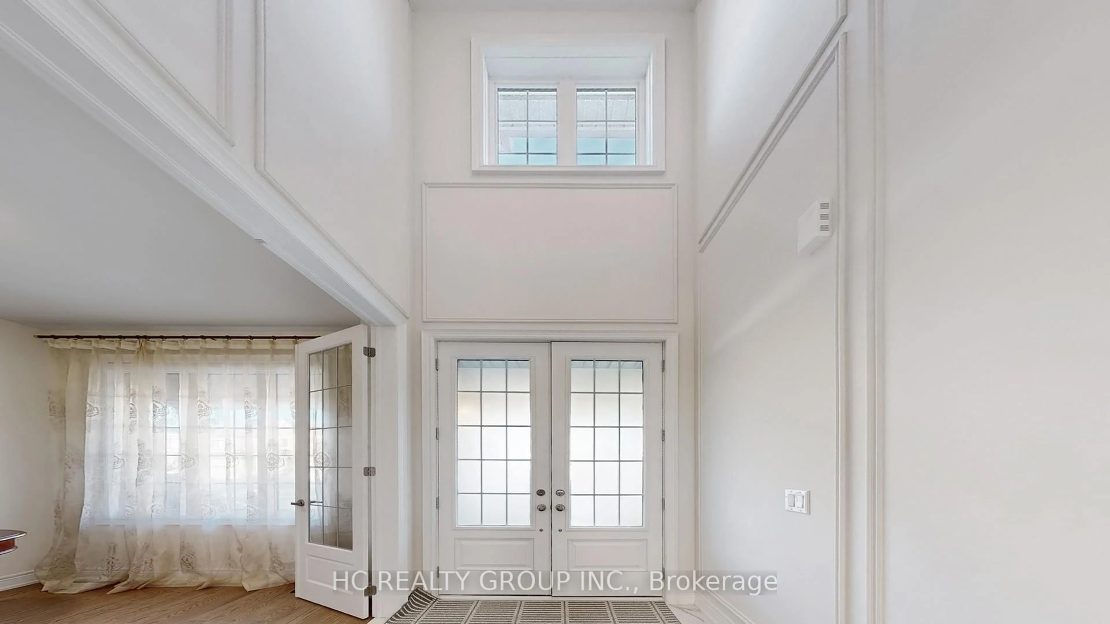 Indoor entryway for 58 Carriage Shop Bend, East Gwillimbury Ontario L9N 0Y5