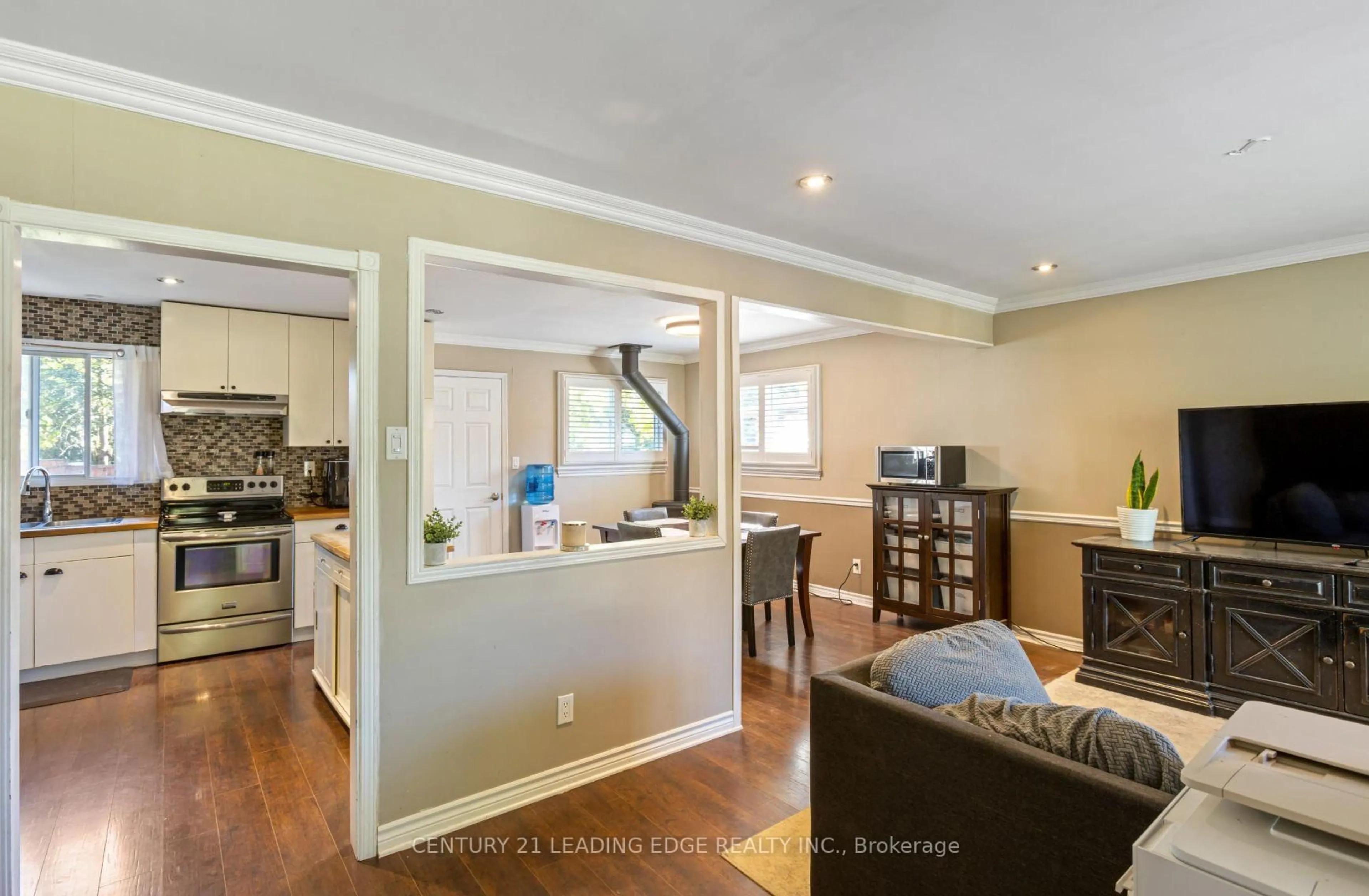 Open concept kitchen, wood/laminate floor for 344 SOUTH St, Whitchurch-Stouffville Ontario L4A 7W3