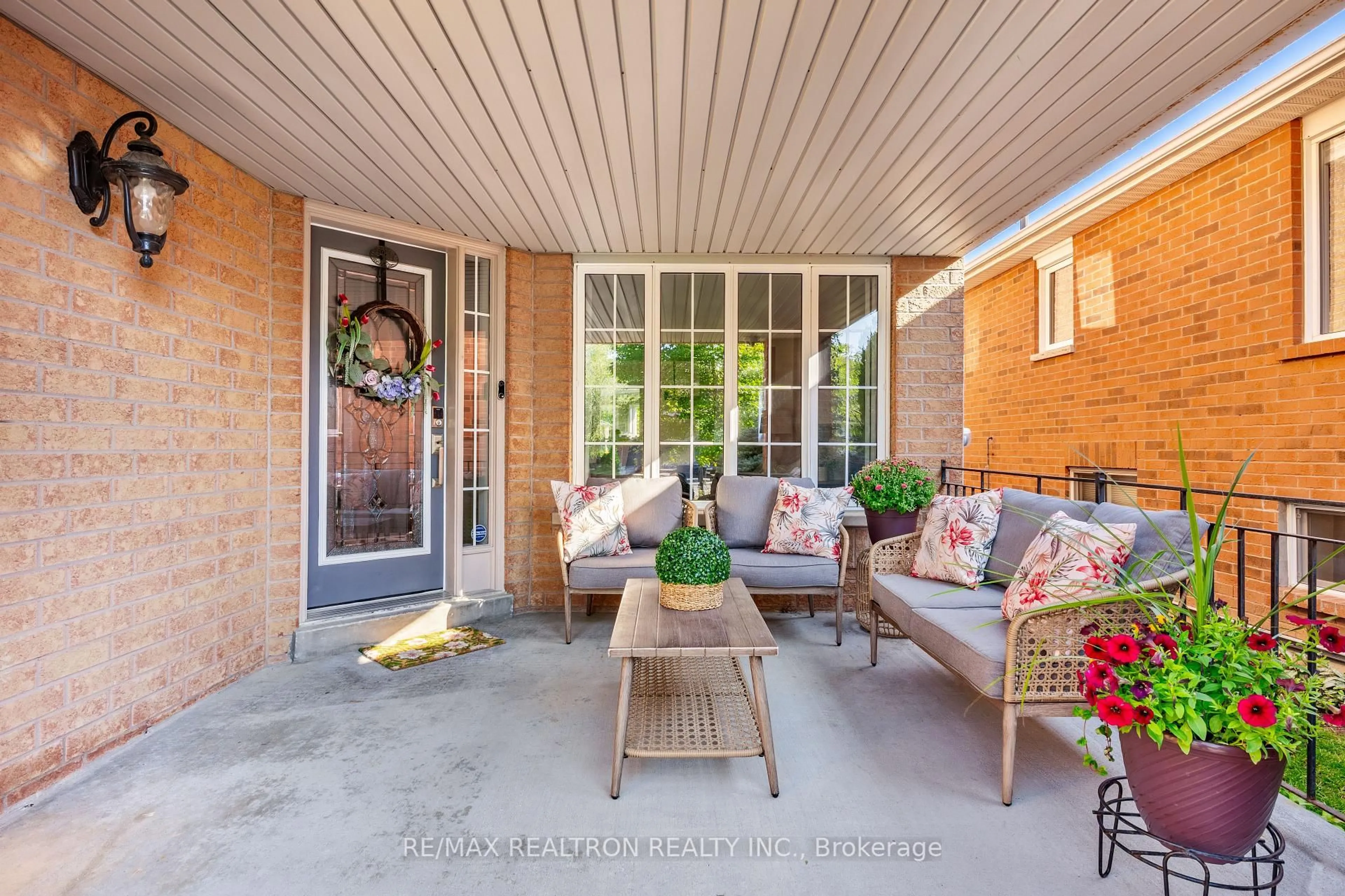Patio, street for 499 Silken Laumann Dr, Newmarket Ontario L3X 2H9