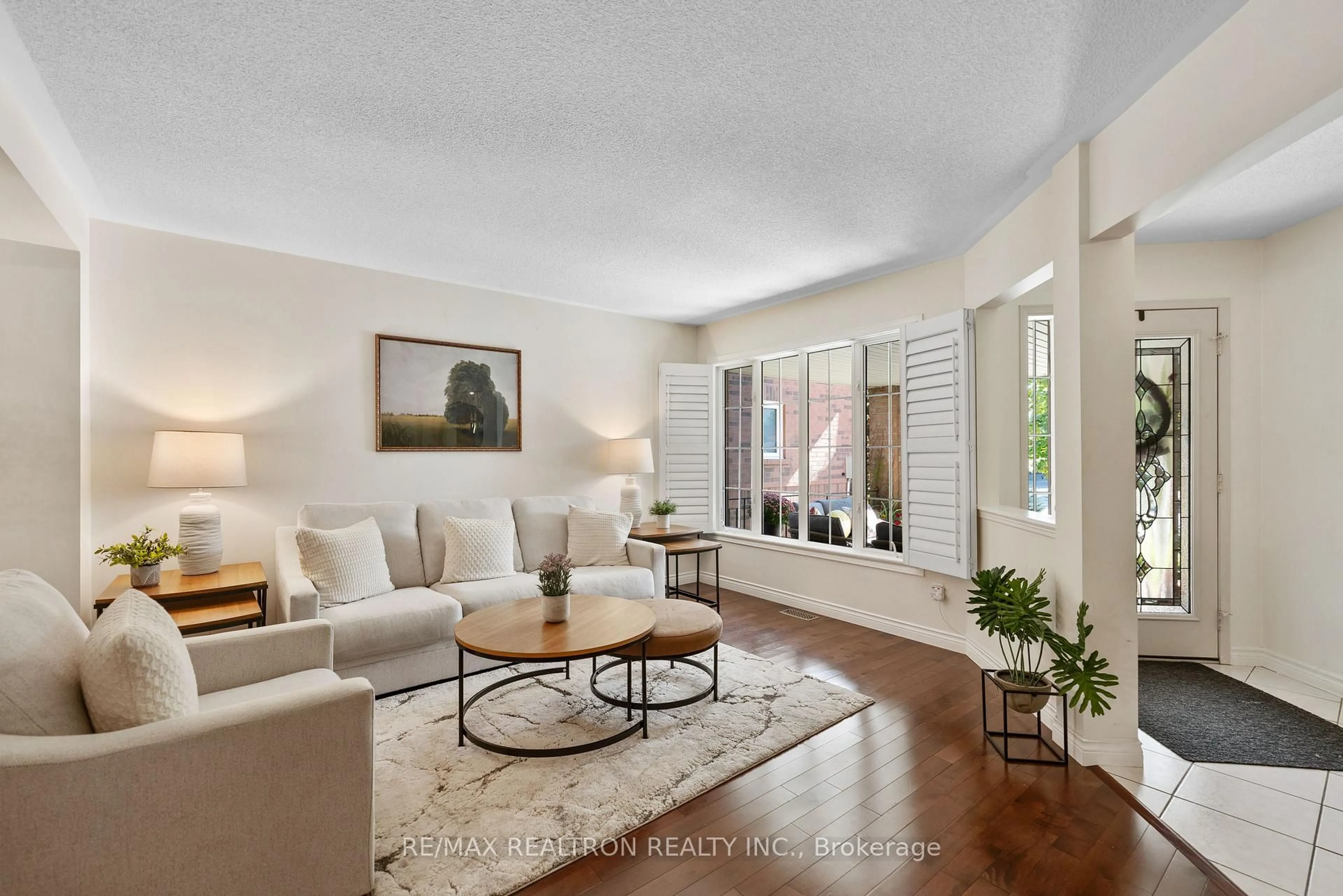 Living room with furniture, unknown for 499 Silken Laumann Dr, Newmarket Ontario L3X 2H9