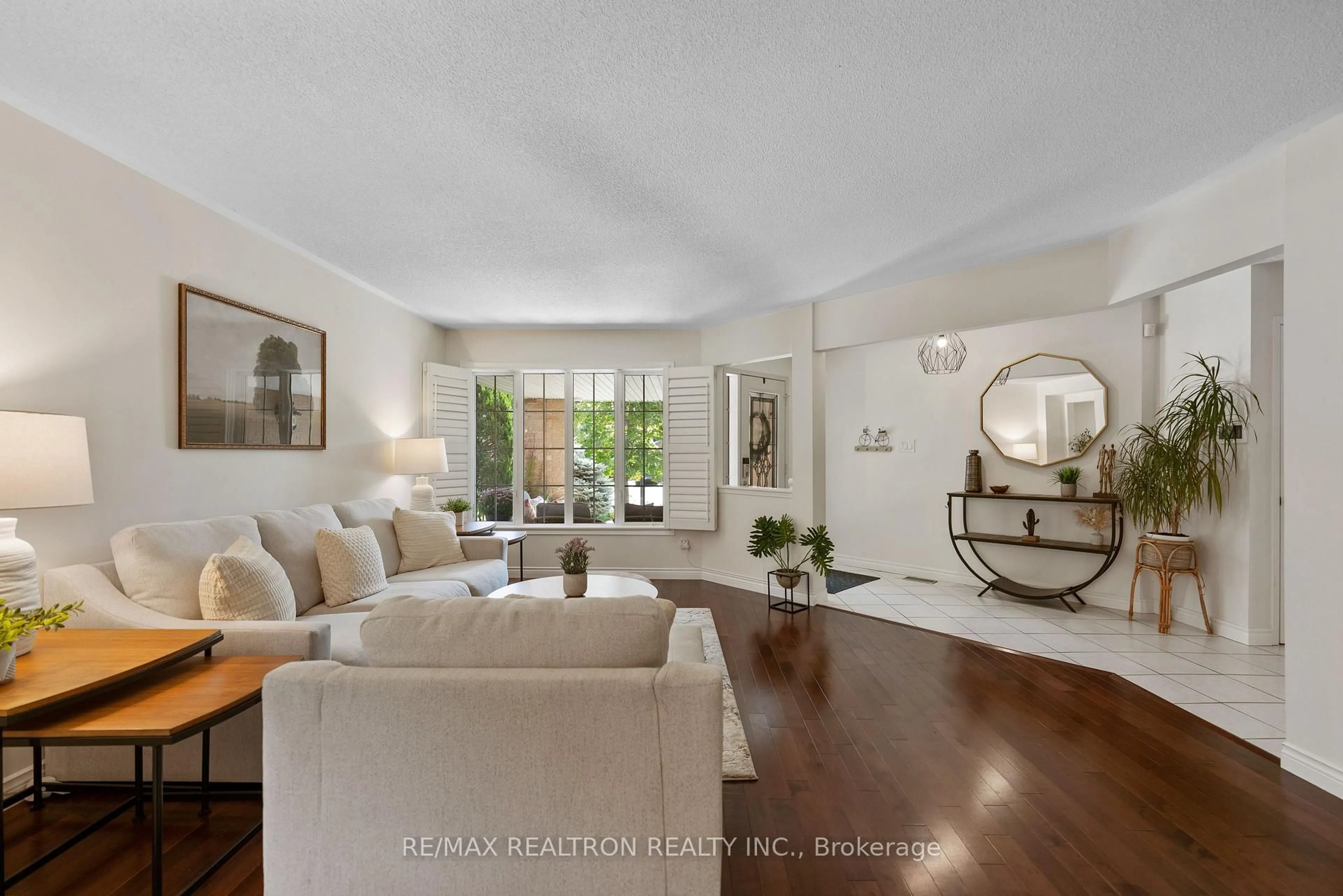 Living room with furniture, unknown for 499 Silken Laumann Dr, Newmarket Ontario L3X 2H9