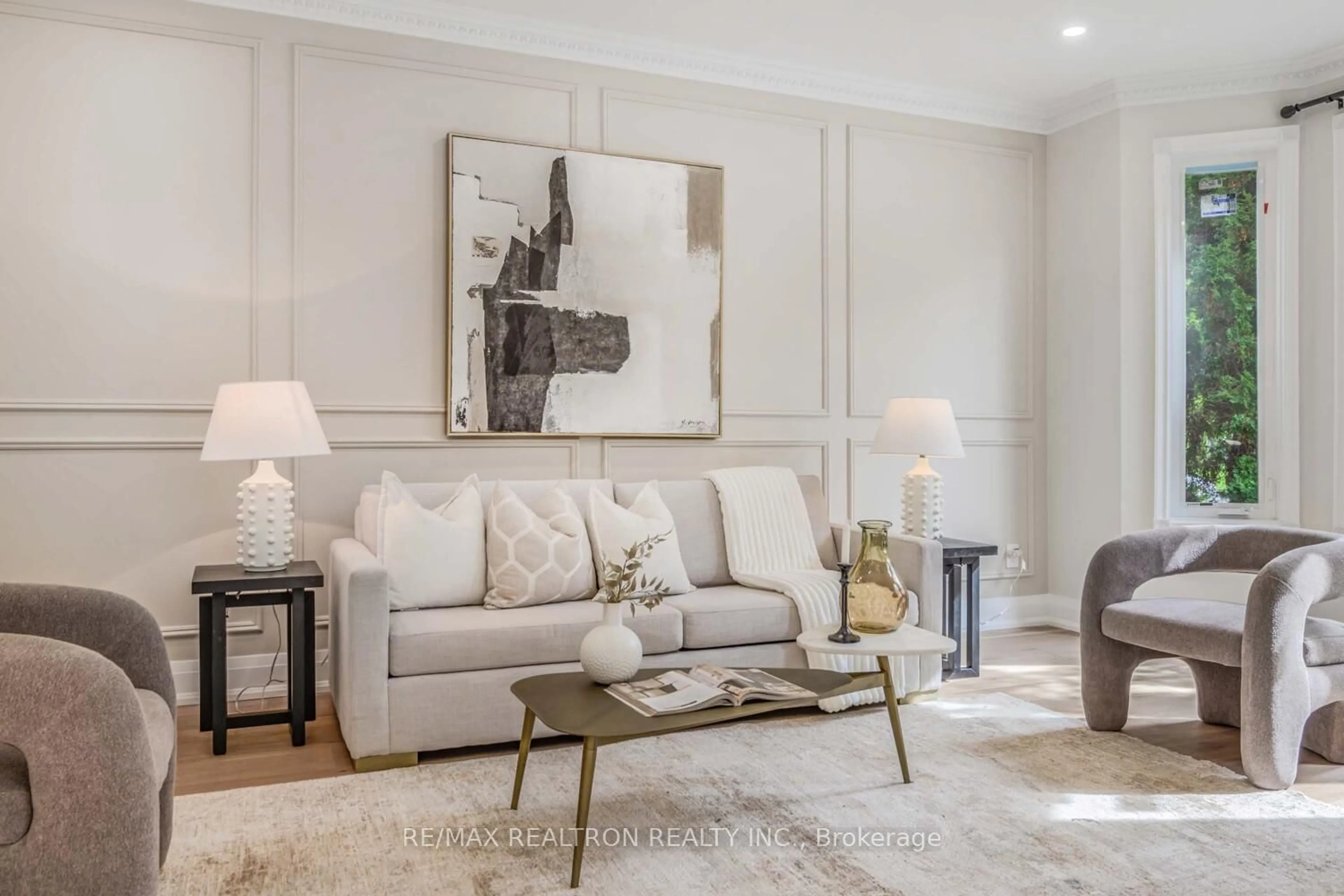 Living room with furniture, unknown for 20 Pathlane Rd, Richmond Hill Ontario L4B 4A5
