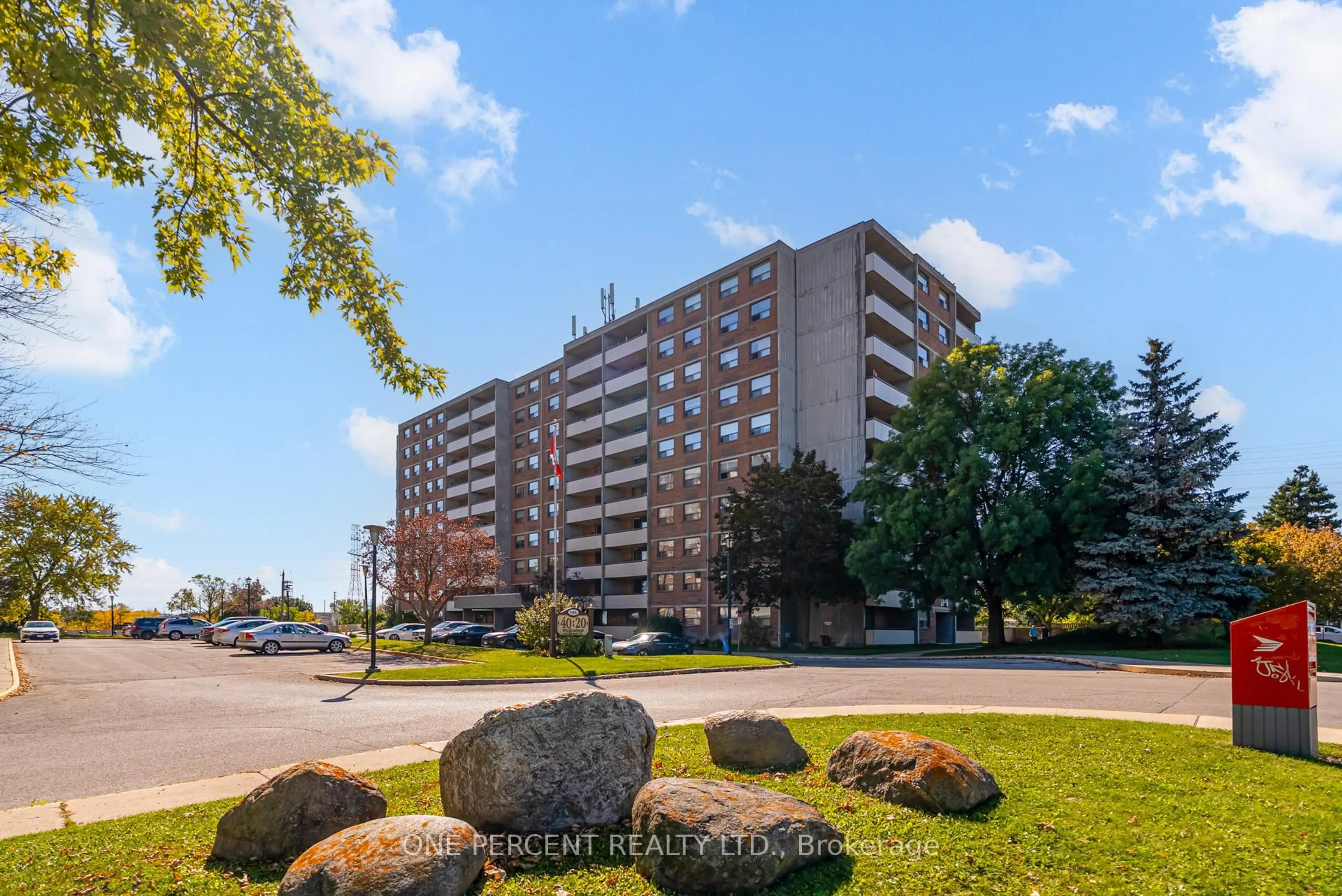 A pic from outside/outdoor area/front of a property/back of a property/a pic from drone, unknown for 20 William Roe Blvd #705, Newmarket Ontario L3Y 5V6