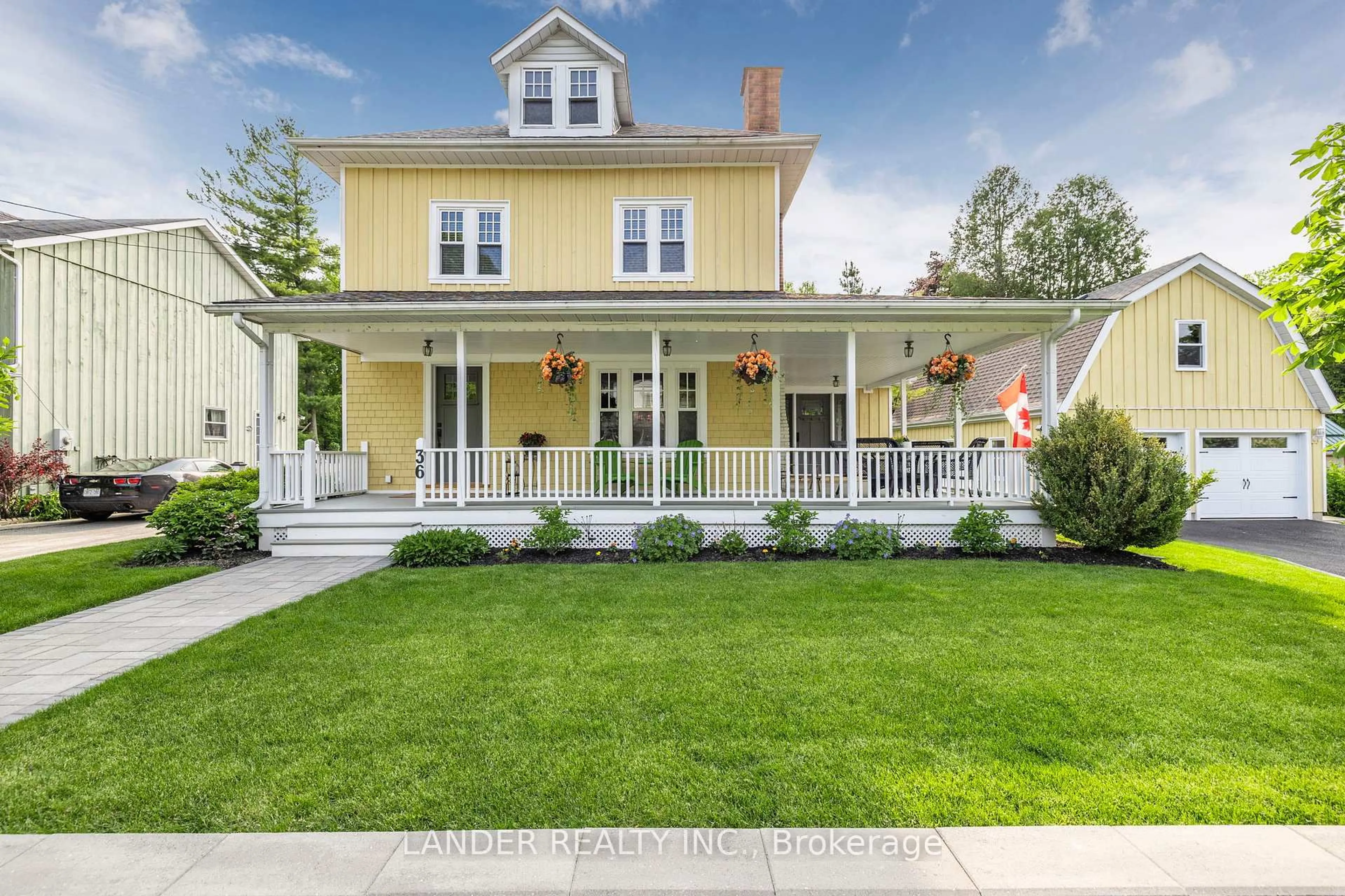 Home with vinyl exterior material, street for 36 King St, East Gwillimbury Ontario L0G 1M0