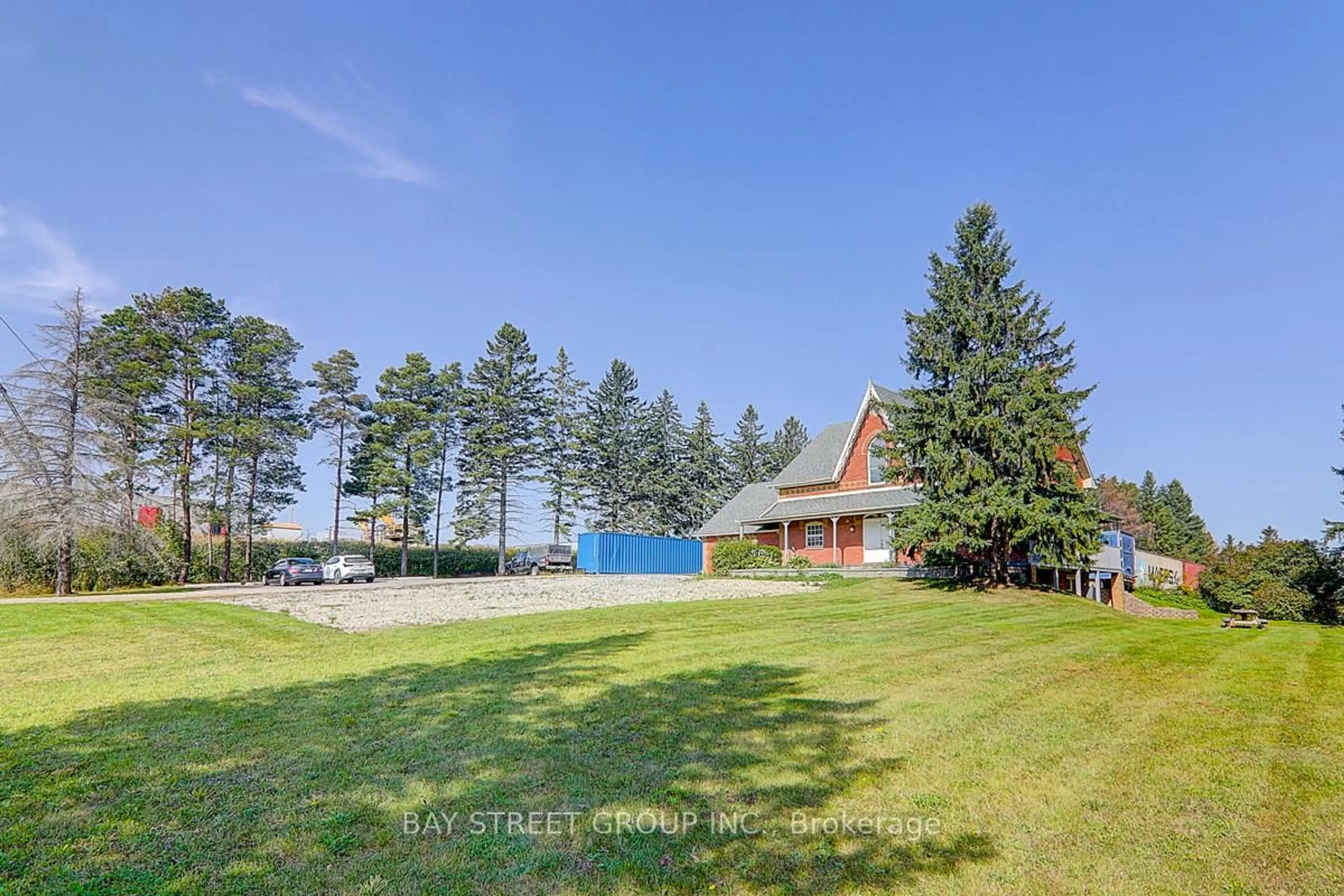A pic from outside/outdoor area/front of a property/back of a property/a pic from drone, water/lake/river/ocean view for 2768 Davis Dr, East Gwillimbury Ontario L3Y 4W1