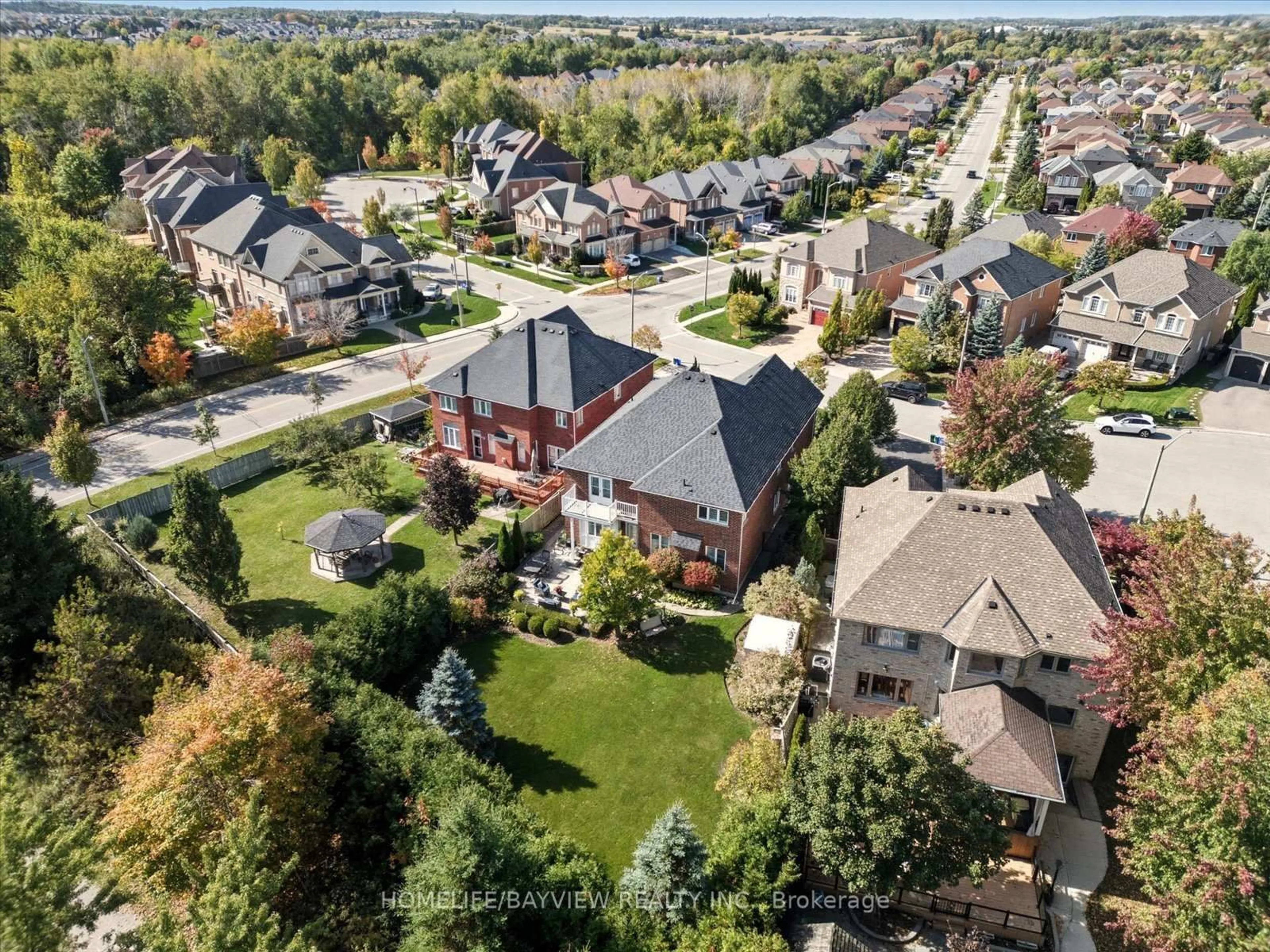 A pic from outside/outdoor area/front of a property/back of a property/a pic from drone, unknown for 3 Crowling Crt, Richmond Hill Ontario L4E 3Y6