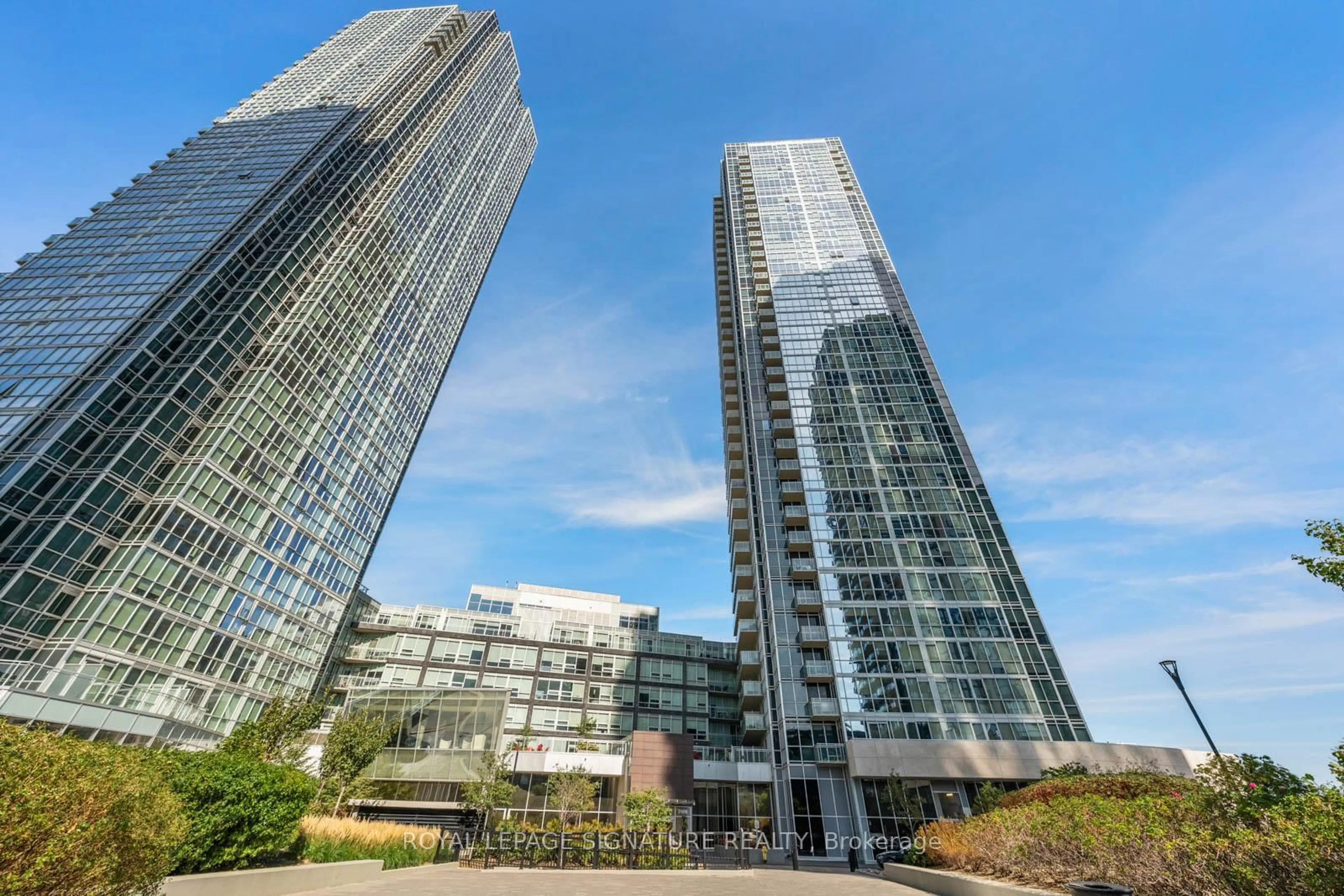 Indoor foyer for 2908 Highway 7 #1104, Vaughan Ontario L4K 0K5