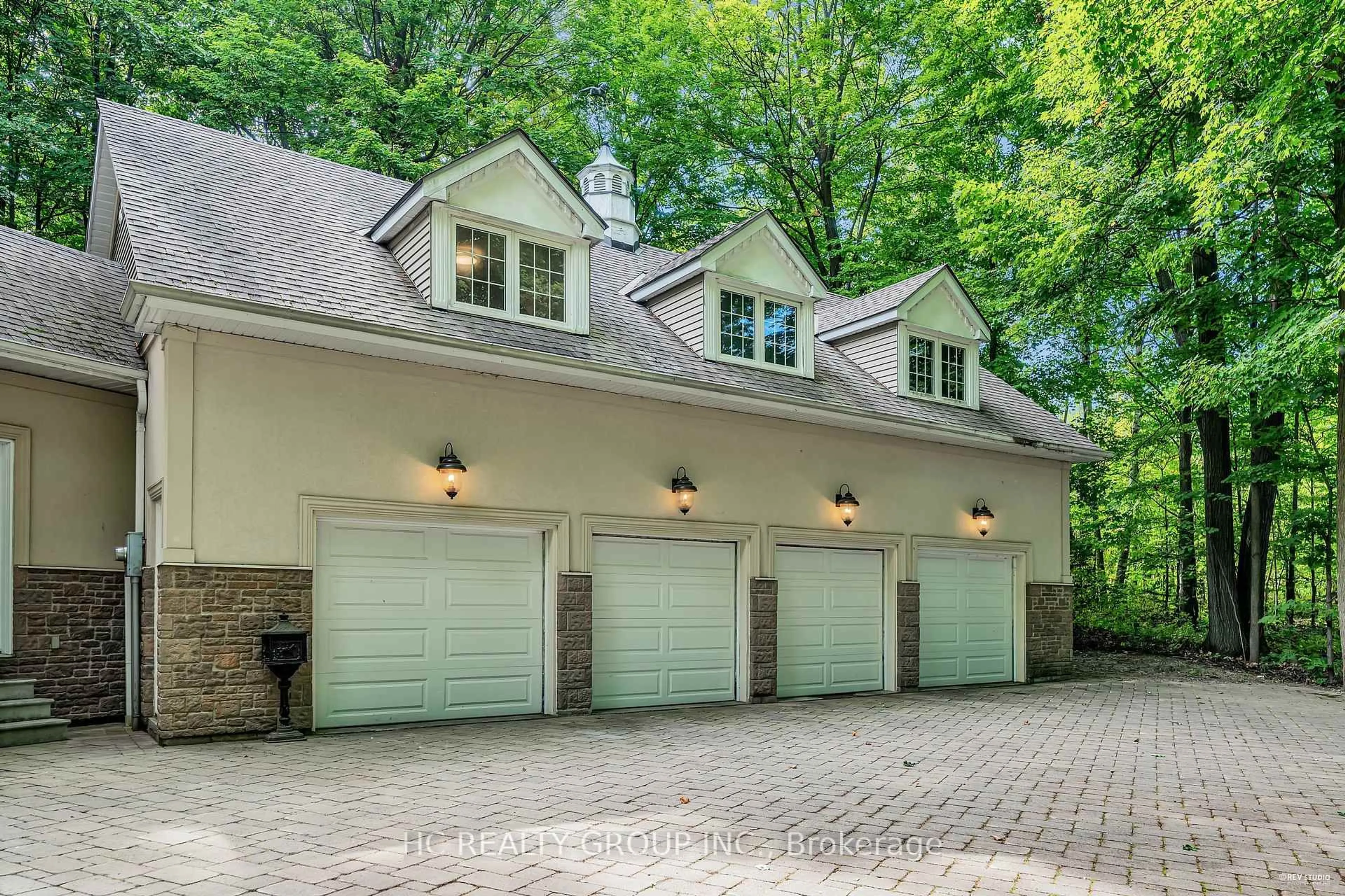 Indoor garage for 59 Elderberry Tr, Aurora Ontario L4G 6X1