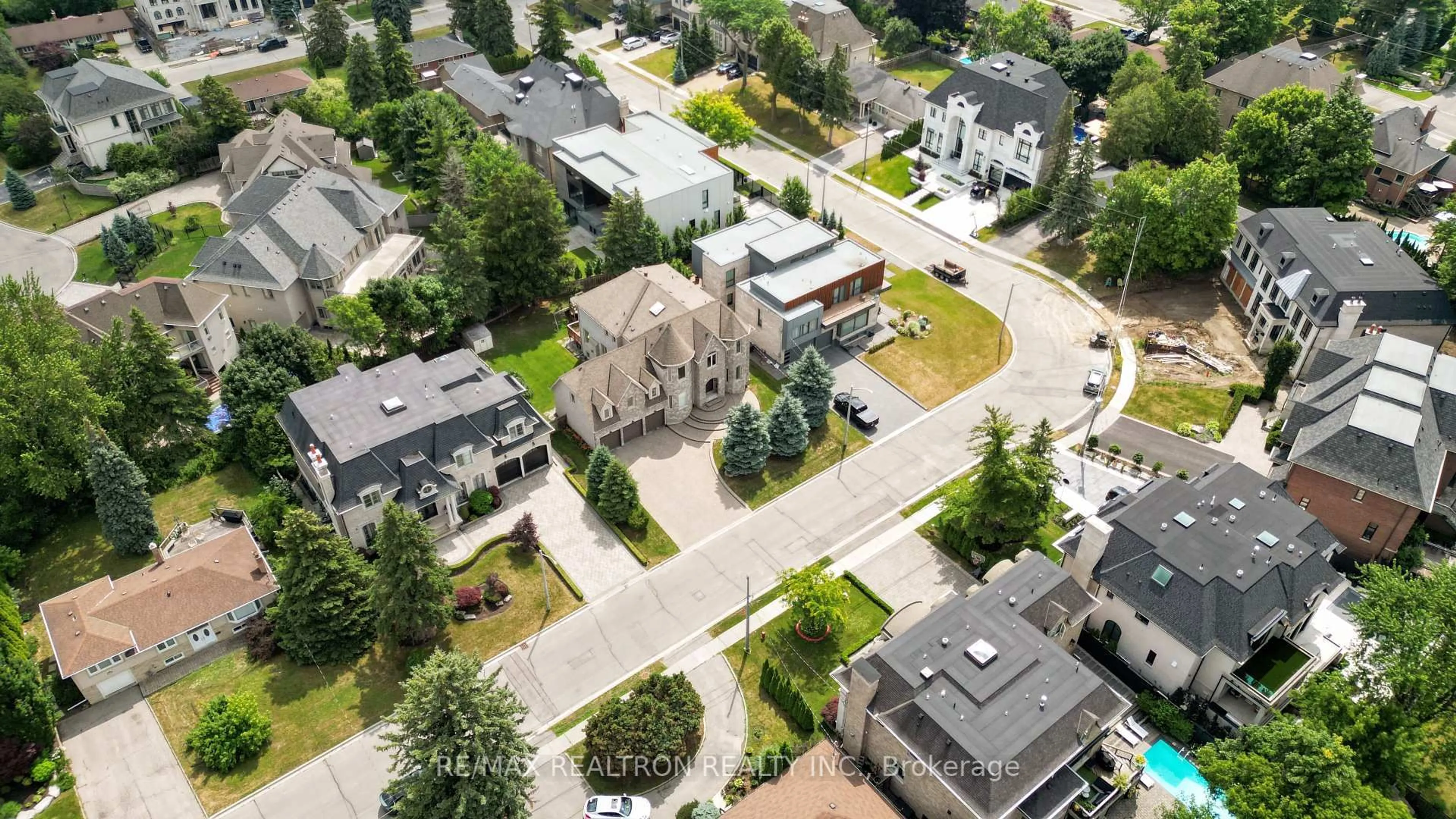 A pic from outside/outdoor area/front of a property/back of a property/a pic from drone, street for 12 Orlon Cres, Richmond Hill Ontario L4C 6S5
