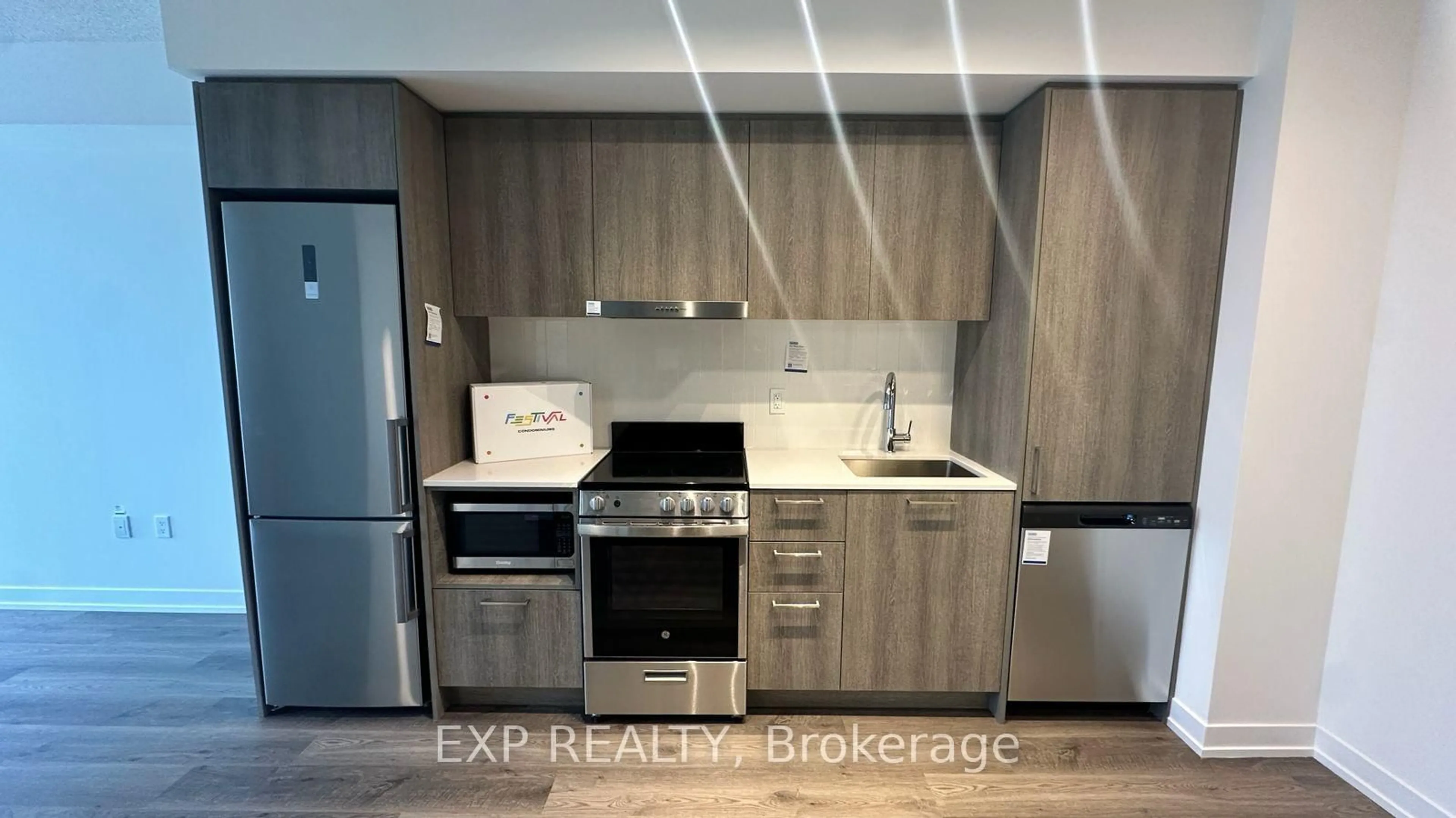 Standard kitchen, wood/laminate floor for 195 Commerce St #1705, Vaughan Ontario L4K 0P9