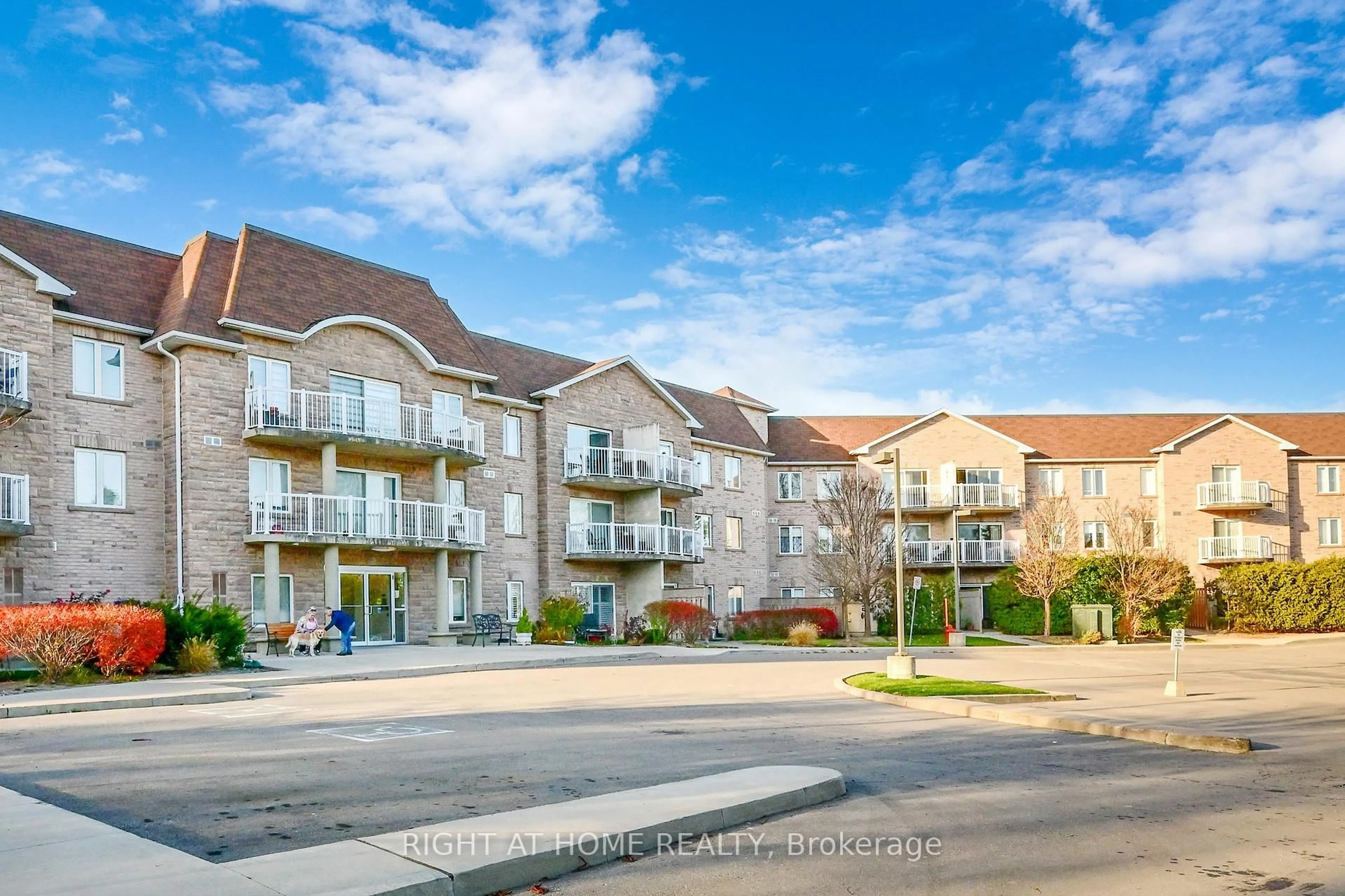 Unknown for 32 Church St #214, King Ontario L0G 1T0