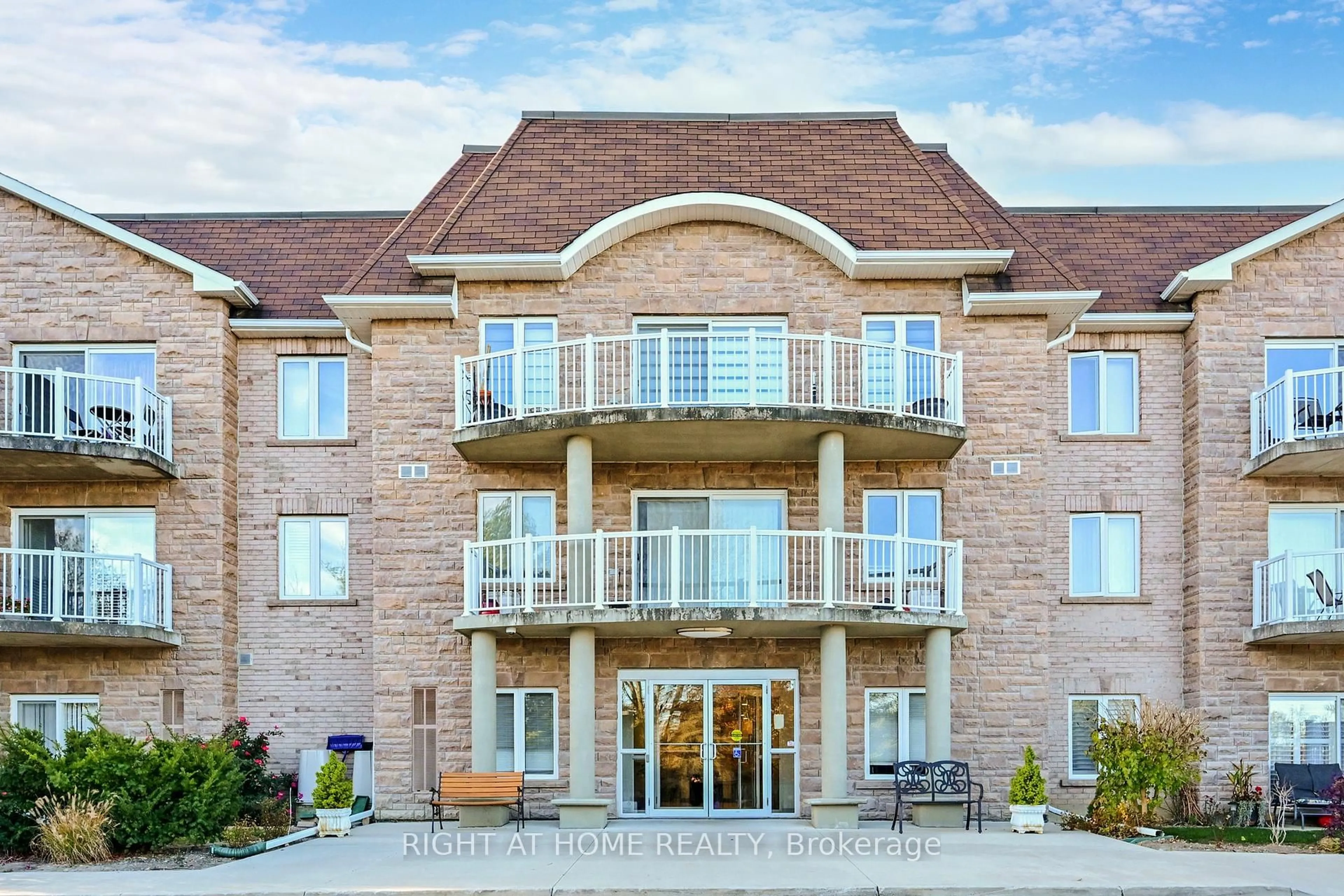 Unknown for 32 Church St #214, King Ontario L0G 1T0