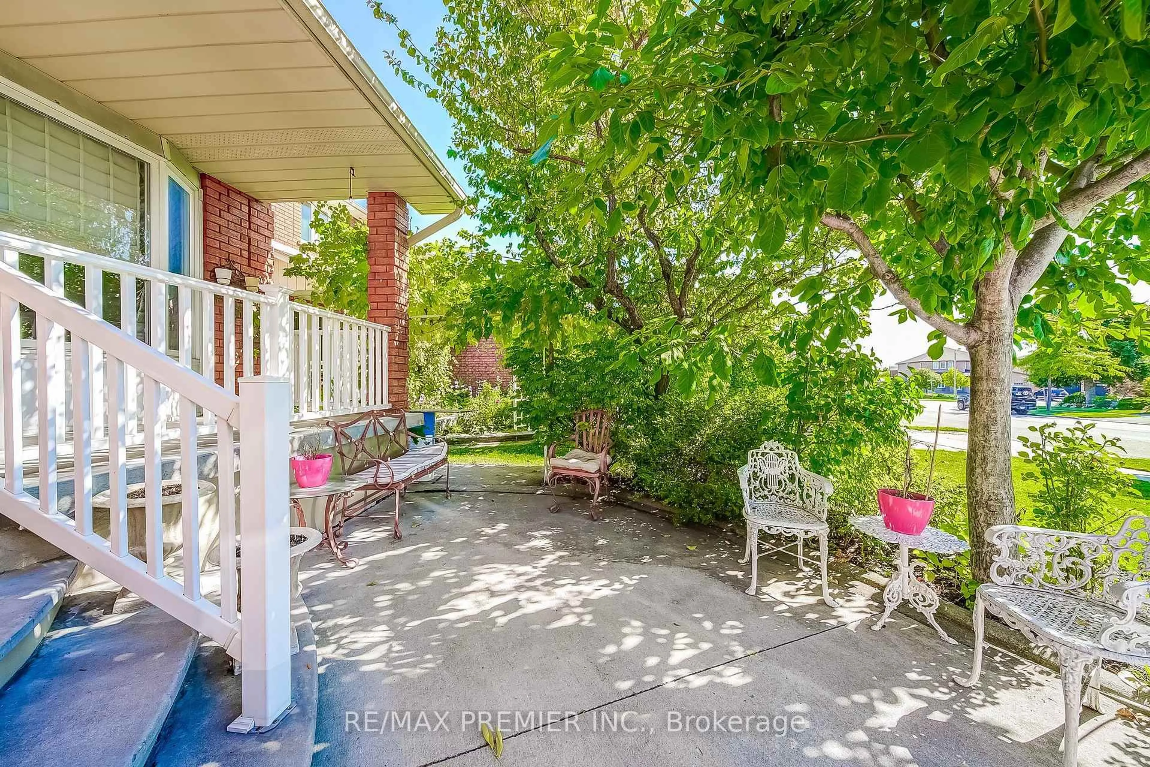 Patio, street for 300 Belview Ave, Vaughan Ontario L4L 7V7