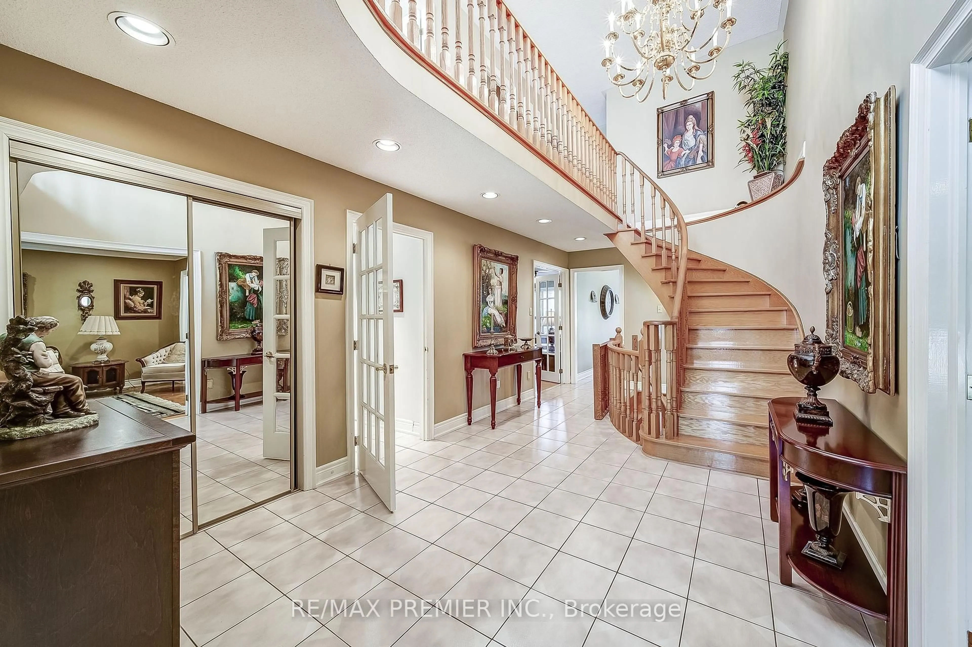 Indoor foyer for 300 Belview Ave, Vaughan Ontario L4L 7V7