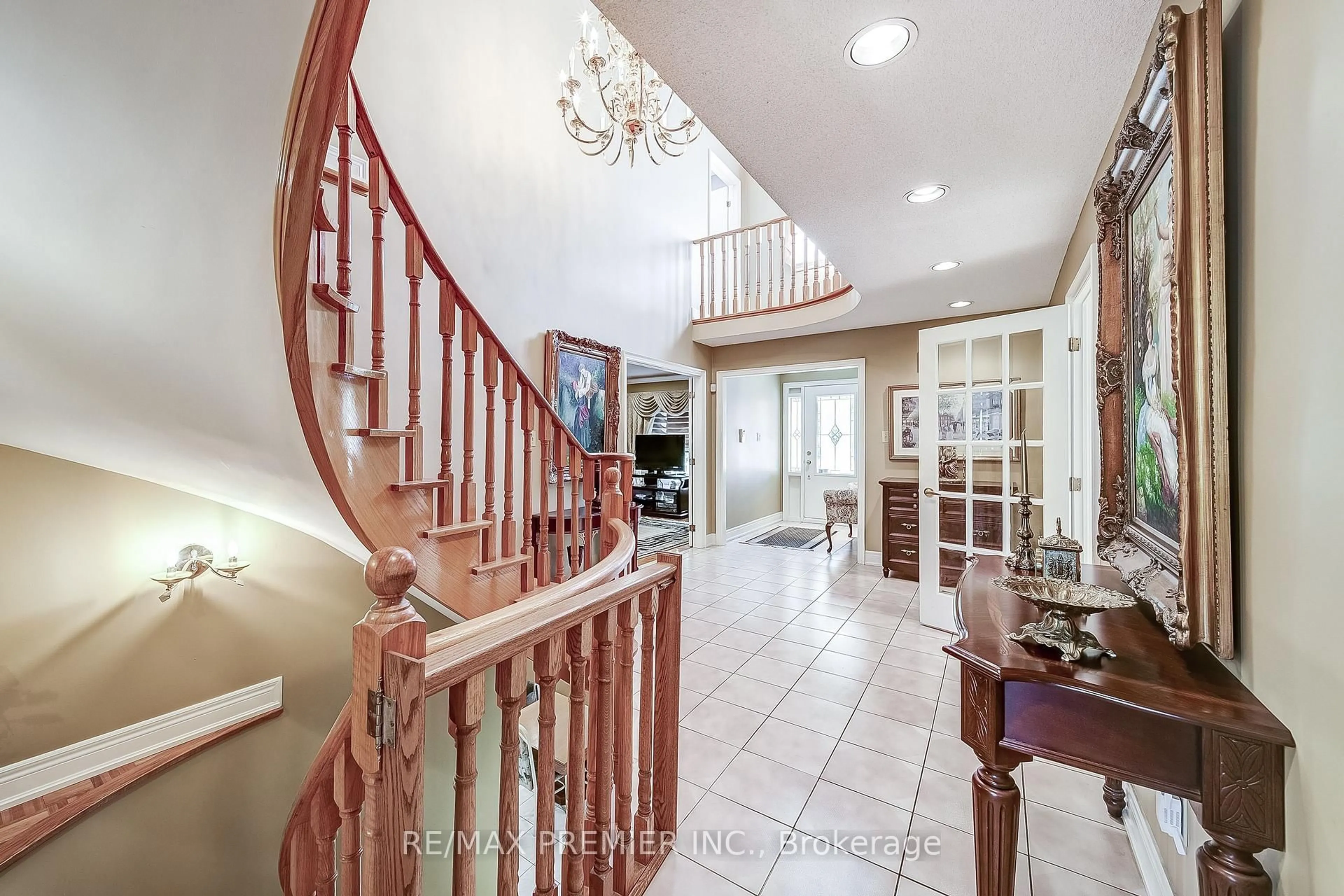 Indoor foyer for 300 Belview Ave, Vaughan Ontario L4L 7V7