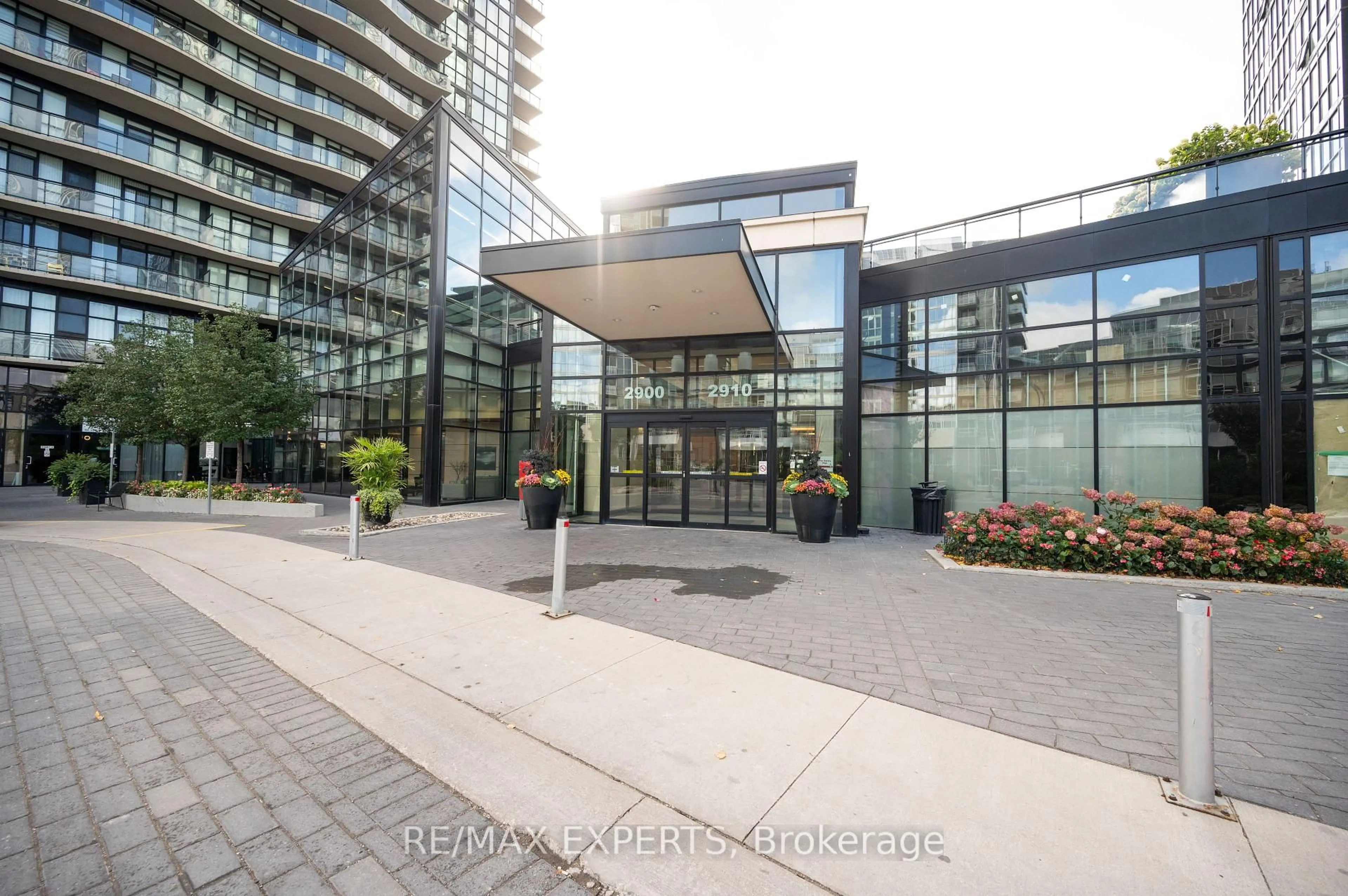 Indoor foyer for 2910 Highway 7 Rd #3002, Vaughan Ontario L4K 0H8
