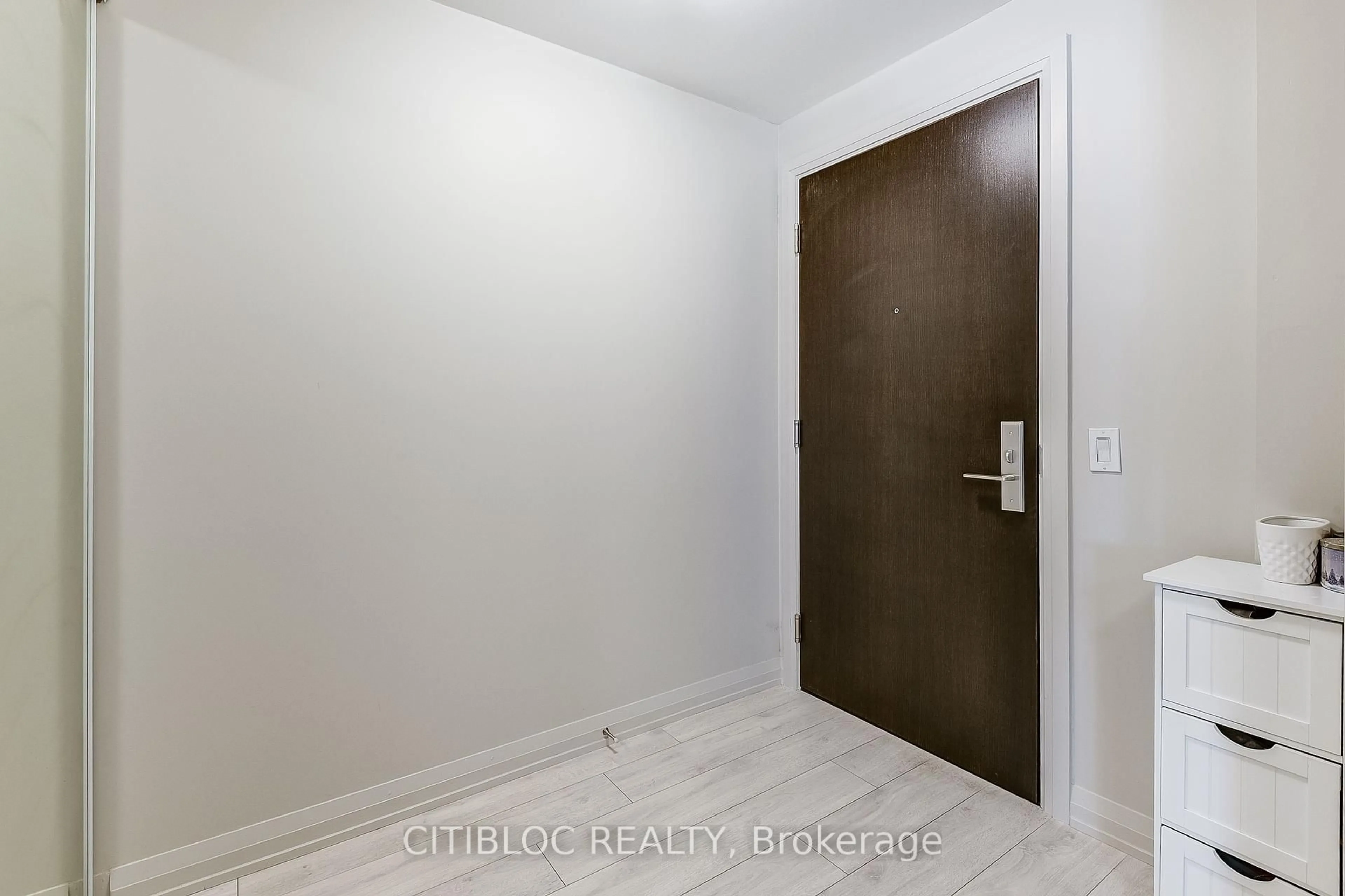 Indoor entryway for 9000 Jane St #1408, Vaughan Ontario L4K 2M9
