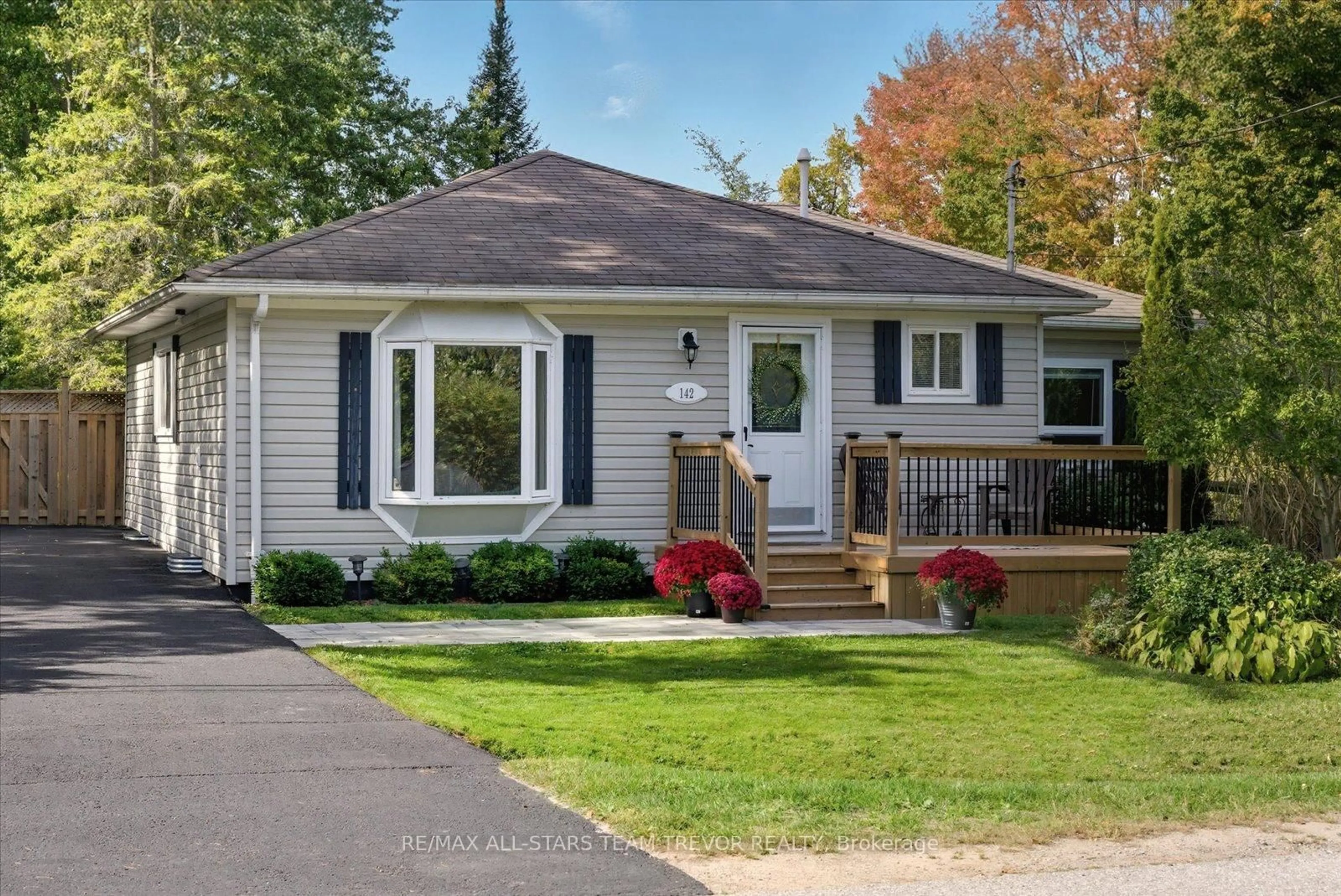Home with vinyl exterior material, street for 142 Virginia Blvd, Georgina Ontario L0E 1R0