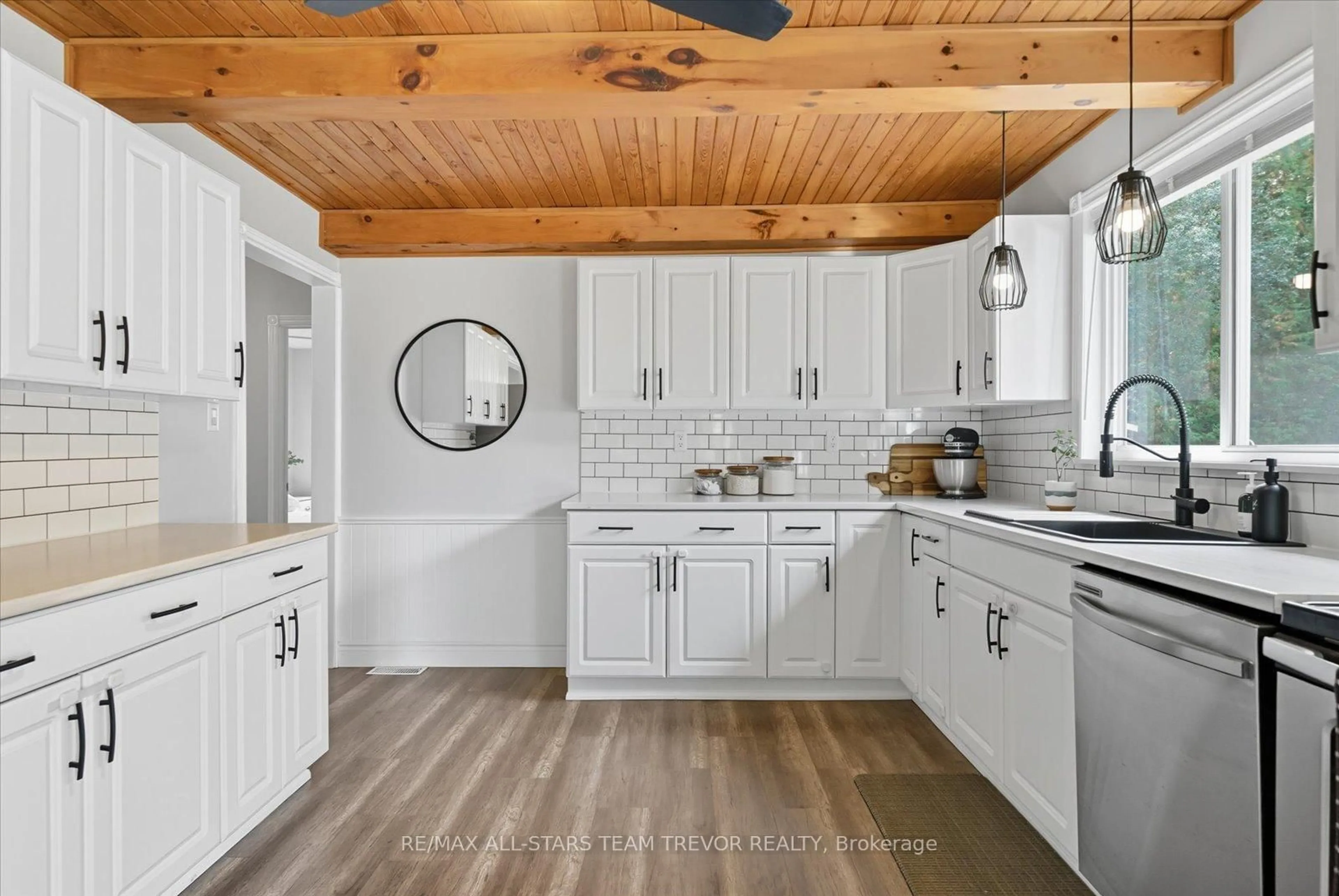Open concept kitchen, unknown for 142 Virginia Blvd, Georgina Ontario L0E 1R0