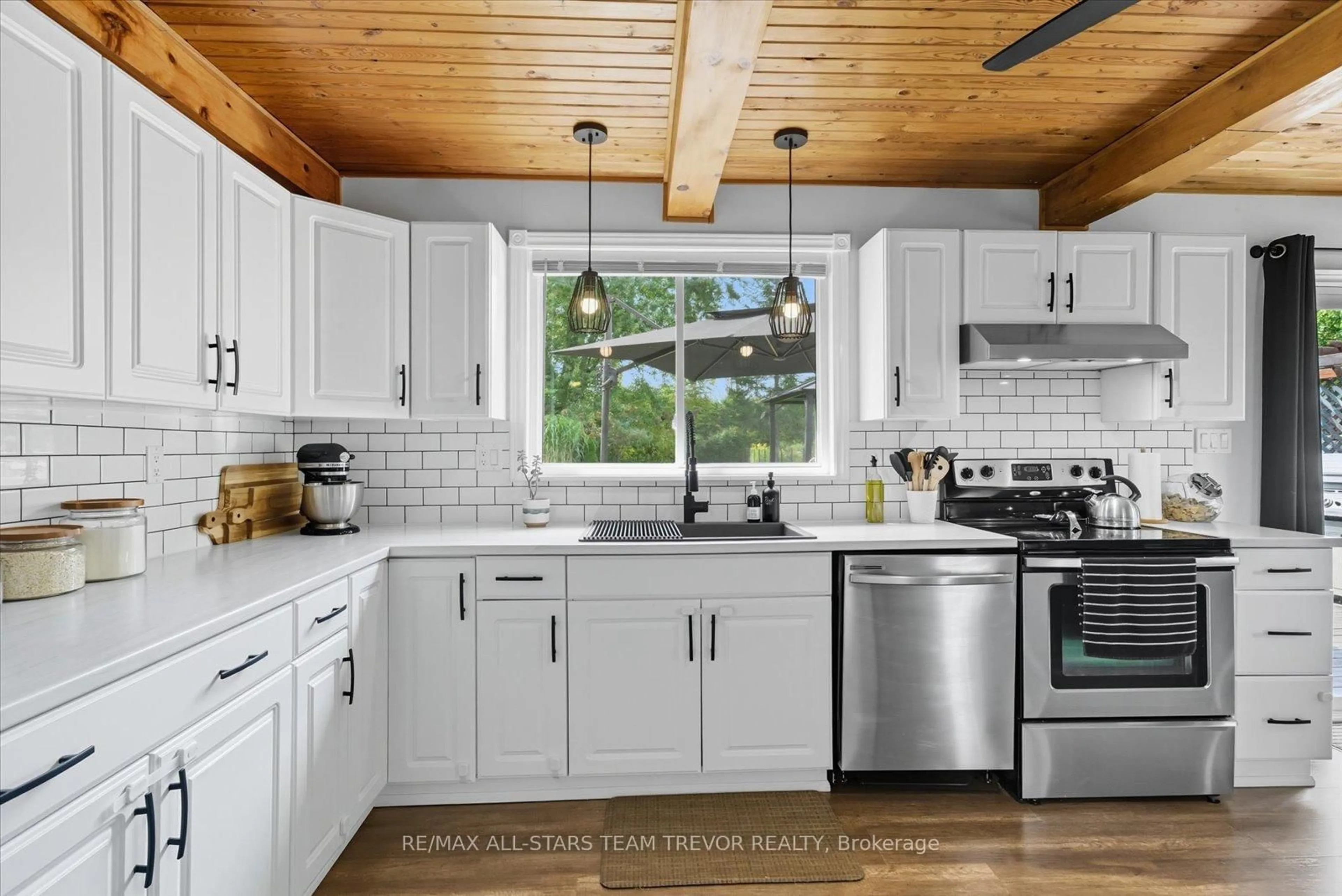 Open concept kitchen, ceramic/tile floor for 142 Virginia Blvd, Georgina Ontario L0E 1R0