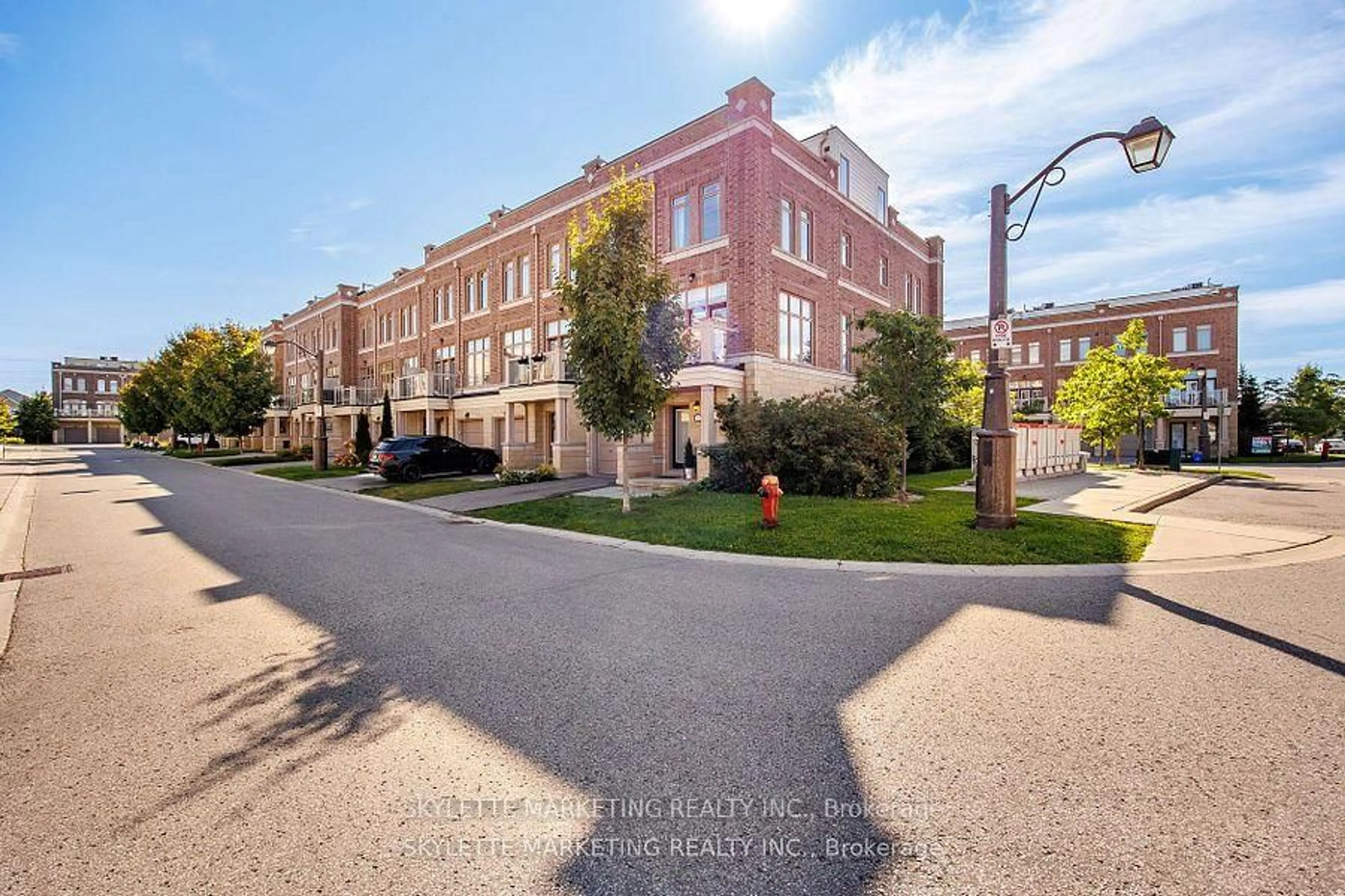 A pic from outside/outdoor area/front of a property/back of a property/a pic from drone, street for 2 Cornerbank Cres, Whitchurch-Stouffville Ontario L4A 1X1