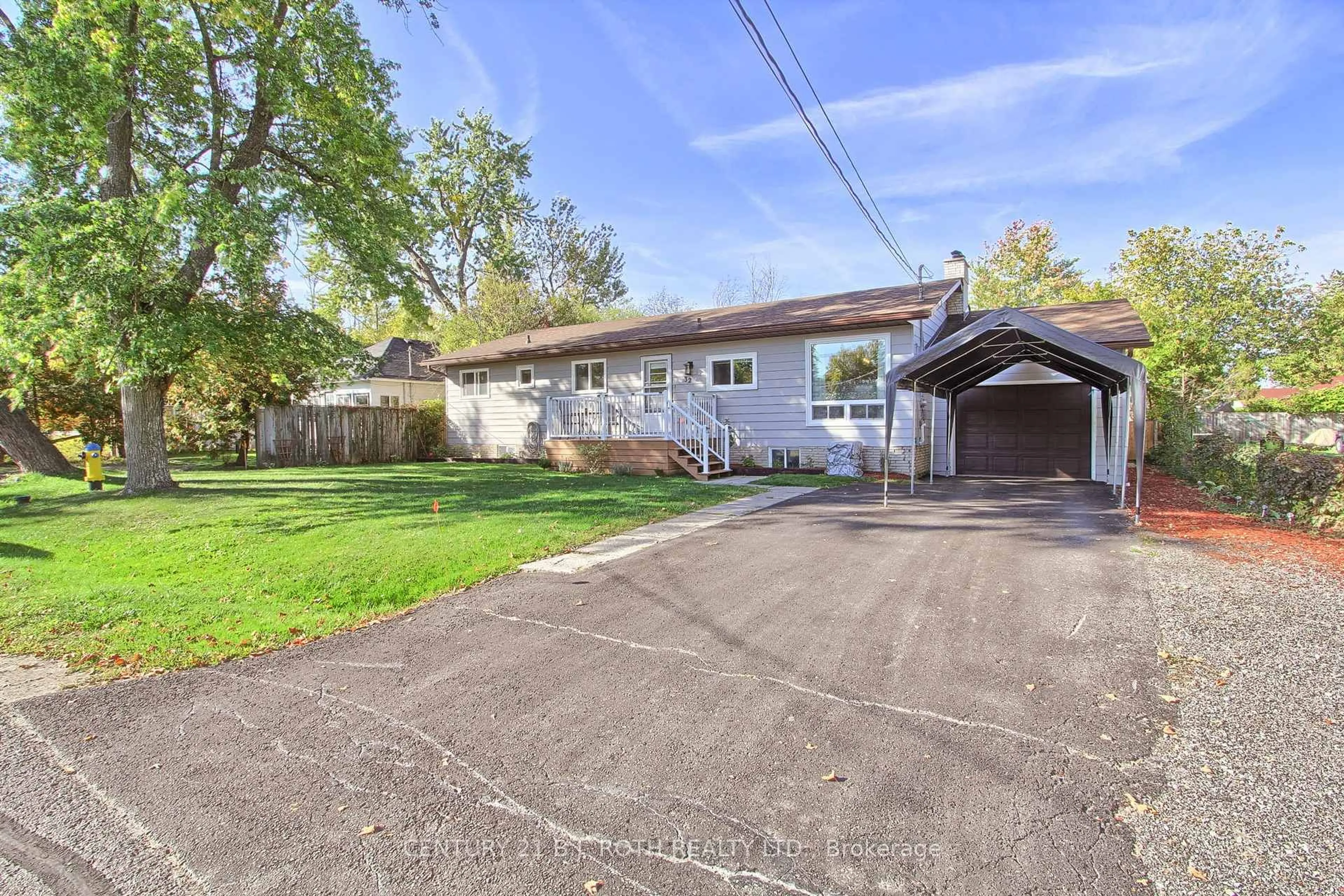 A pic from outside/outdoor area/front of a property/back of a property/a pic from drone, street for 32 Franklin Beach Rd, Georgina Ontario L0E 1L0